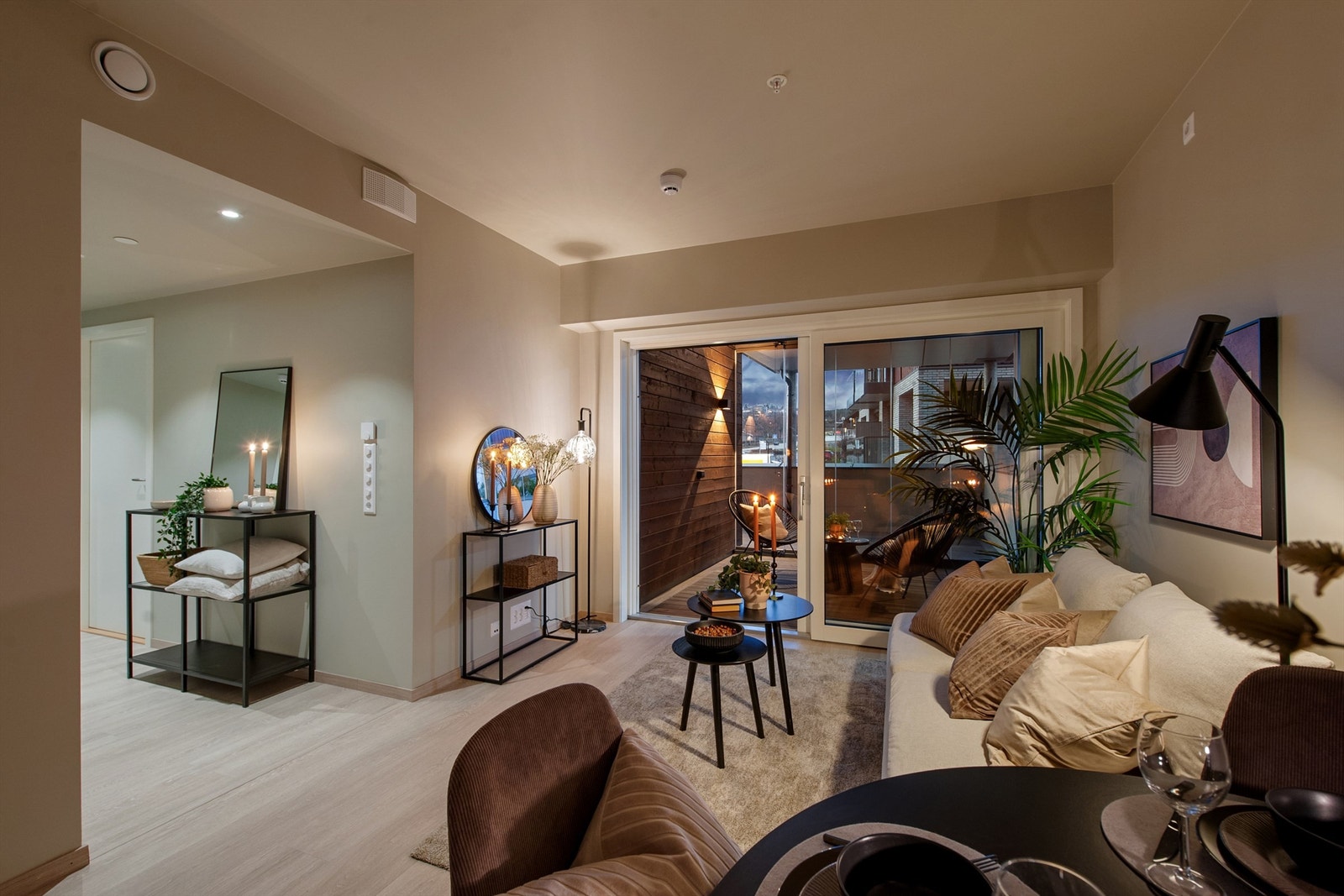 Moderne leilighet med store skyvedør ut til flott uteplass med innglasset del. Galleribilde