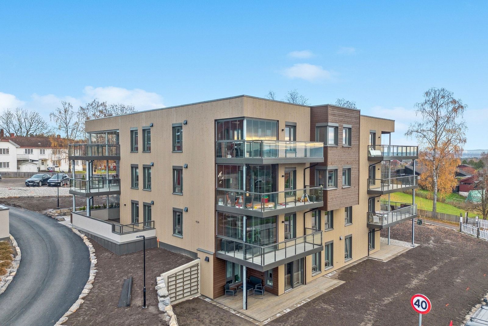 Moderne nyoppført leilighetsbygg. Attraktiv beliggenhet på Ajer i rolig nabolag nær natur og med kort veg ned til sentrum. Galleribilde