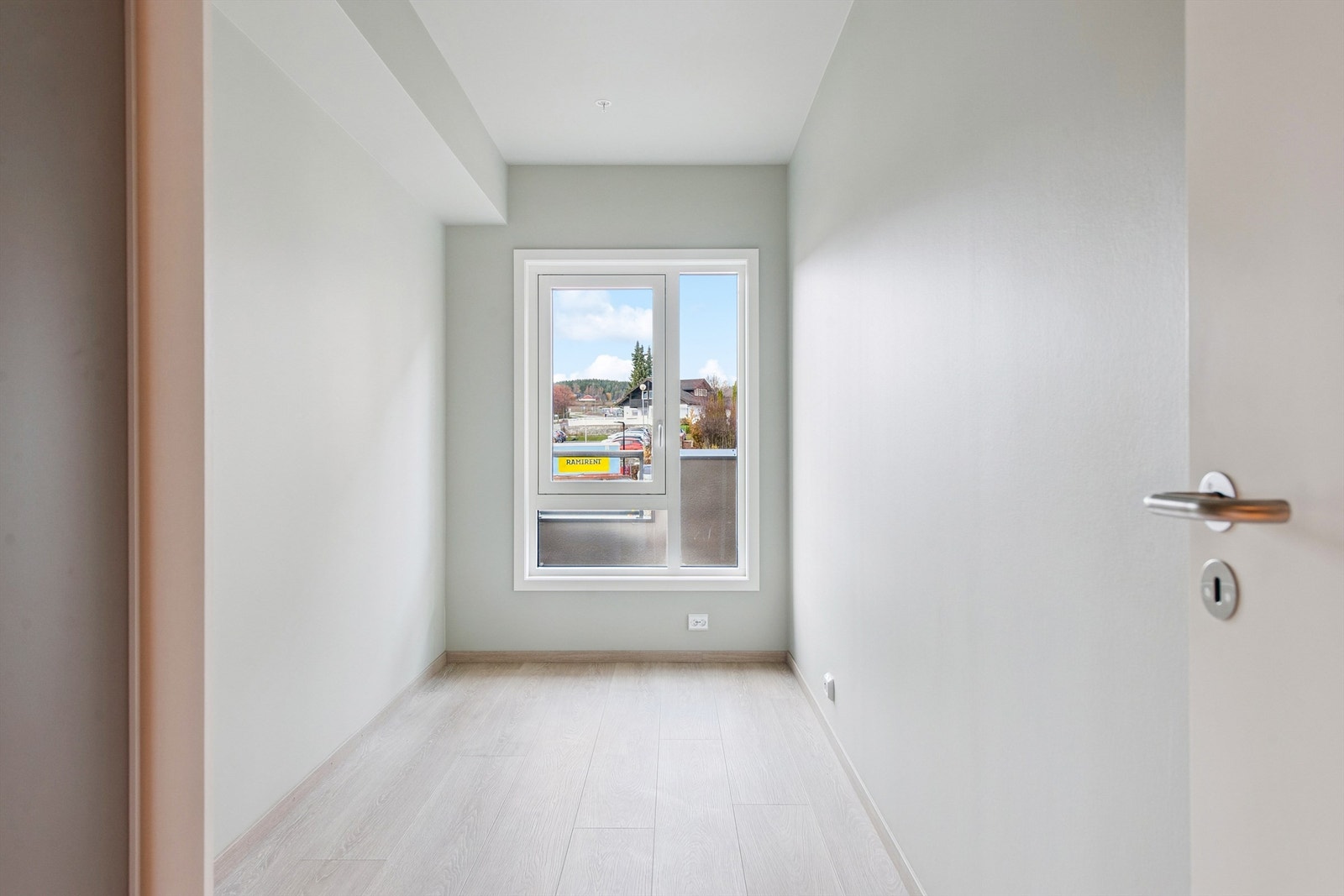 Lys og trivelig soverom med store vinduer, ideell for kontor dersom man ikke har behov for ekstra soverom i hverdagen. Skyvedørsgarderobe. Galleribilde