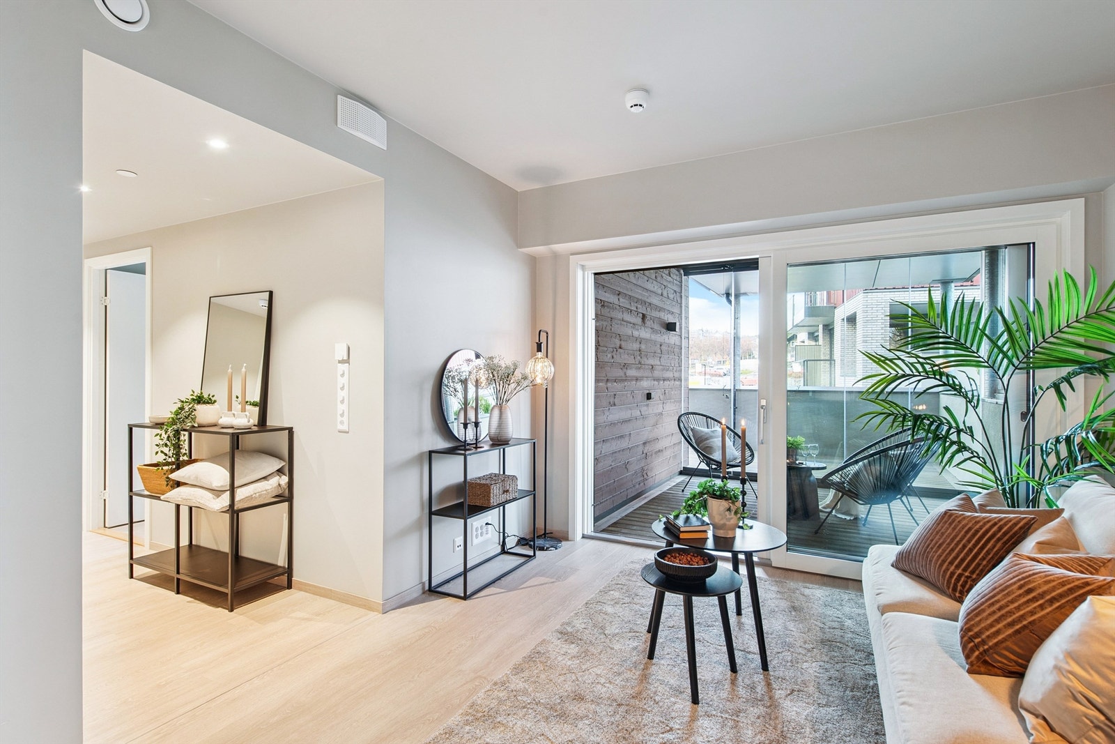 Fra stue er det skyvedør til romslig terrasse på 30 kvm med innglasset del. Perfekt for avslapning og sosiale sammenkomster. Galleribilde