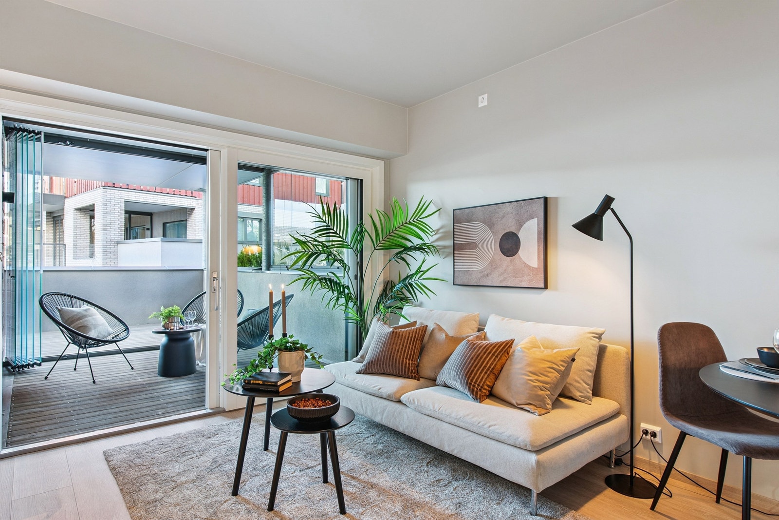 Innglasset del forlenger stuearealet fra tidlig vår til sene høstkvelder. Galleribilde