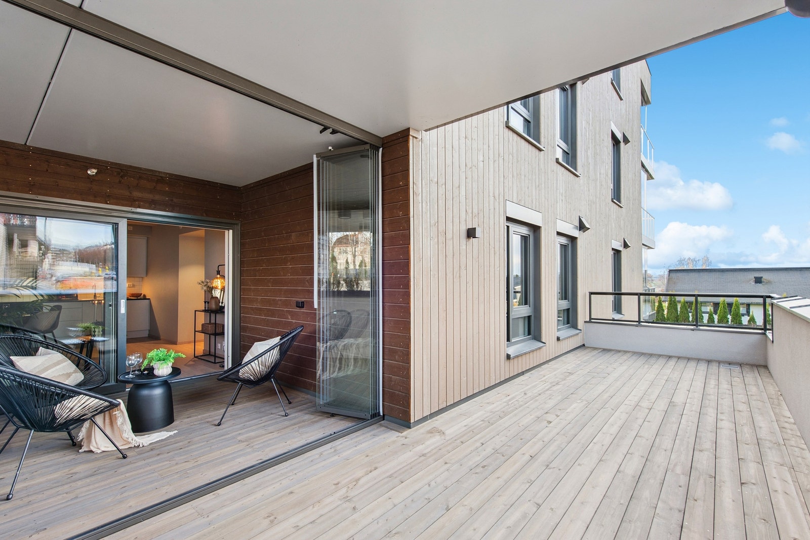 Sjelden stor terrasse med innglasset del som blir en fin utvidelse av stuearealet vår og høst. God plass til flere sittegrupper og solstoler, her kan man nyte ettermiddag og kveldssola til sene timer. Galleribilde