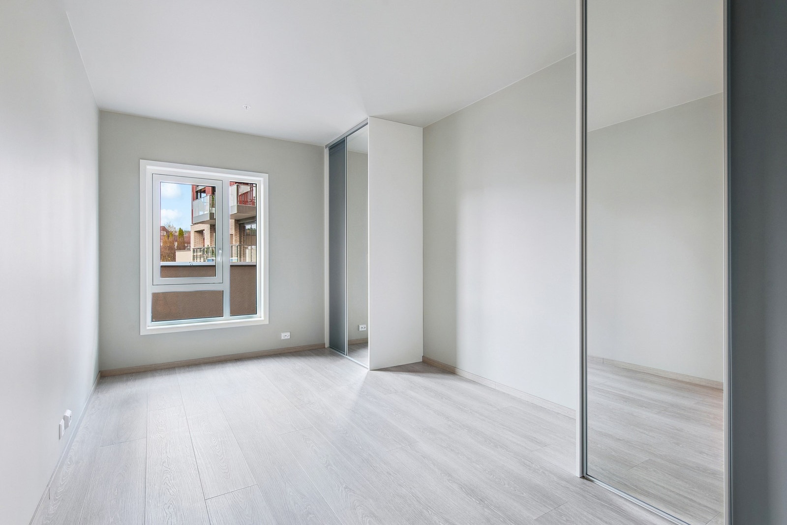 Stort hovedsoverom med skyvedørsgarderober med hyller og heng. Galleribilde