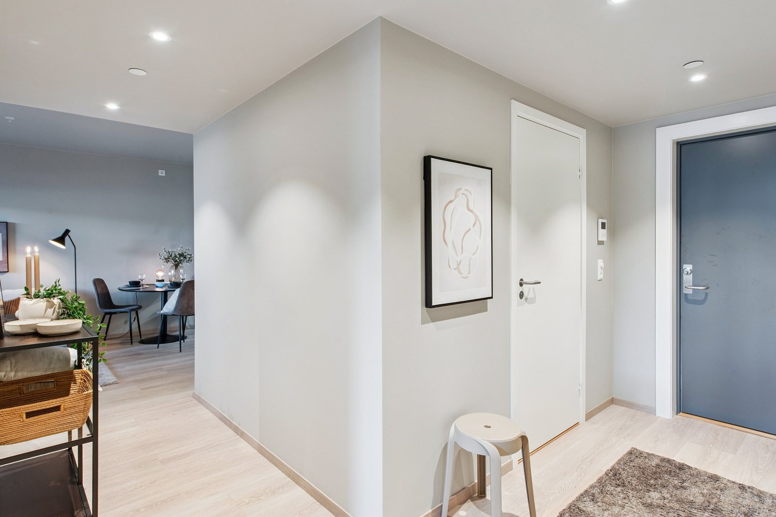 Lys og moderne gang med garderobeplass. Perfekt velkomst til ditt nye hjem. Gulvvarme. Galleribilde