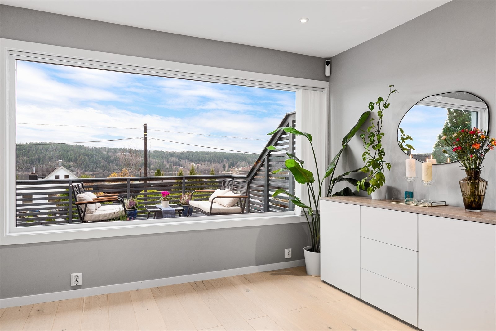 De store vindusflatene med fantastisk utsikt over Glomma gir rikelig med naturlig lysinnslipp og en god atmosfære i rommet. Galleribilde