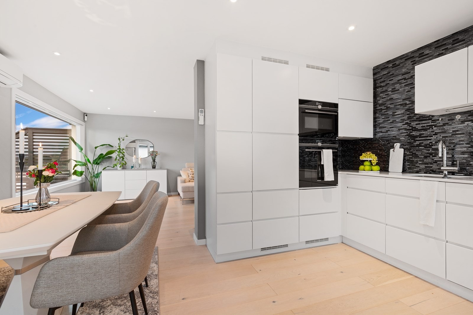 Kvik-kjøkken med integrerte hvitevarer og tidløst design. Galleribilde