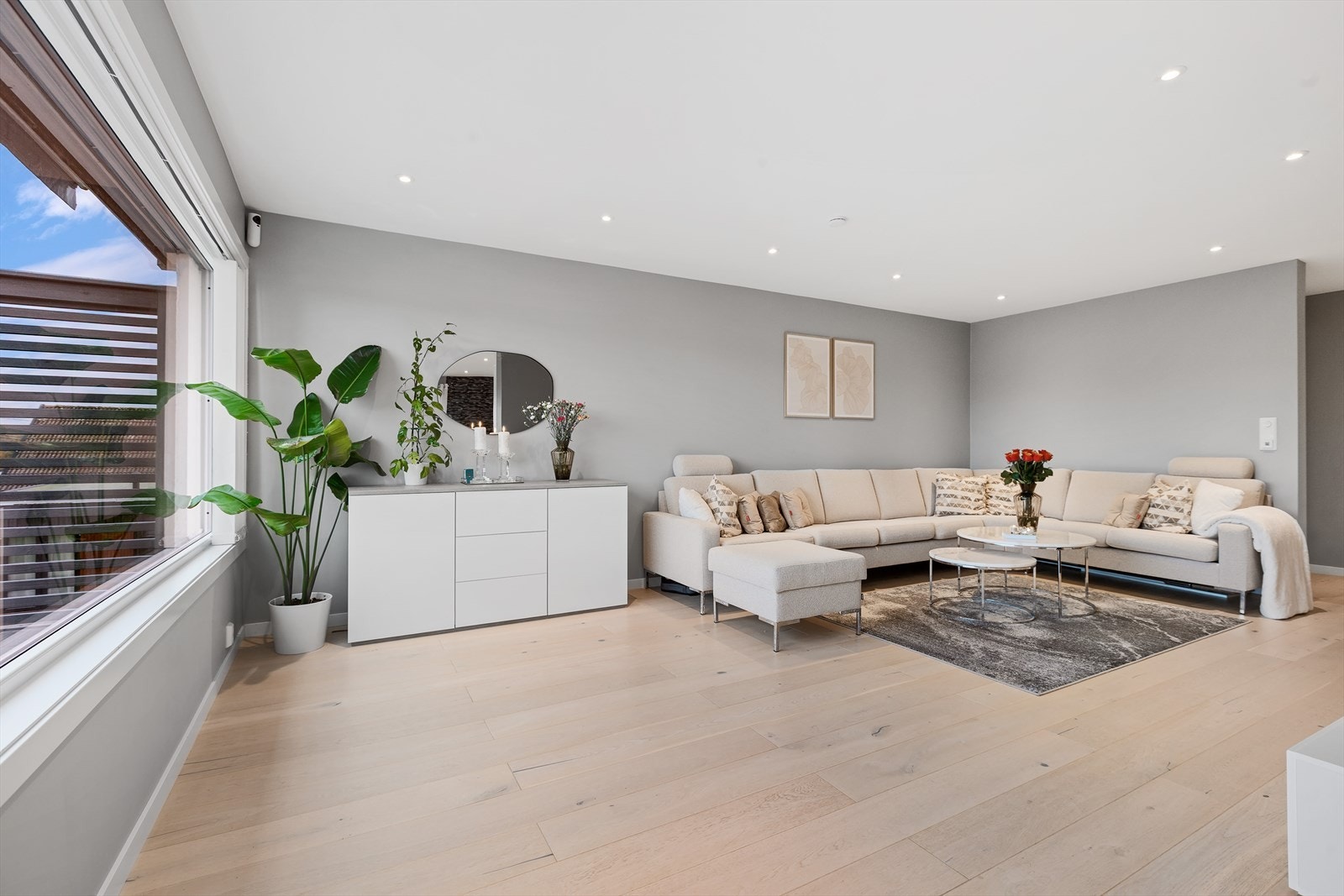 I stuen er det god plass til sofagruppe med tilhørende bord og TV-møblement, samt oppbevaringsmøbler som reoler og vitrineskap. Galleribilde