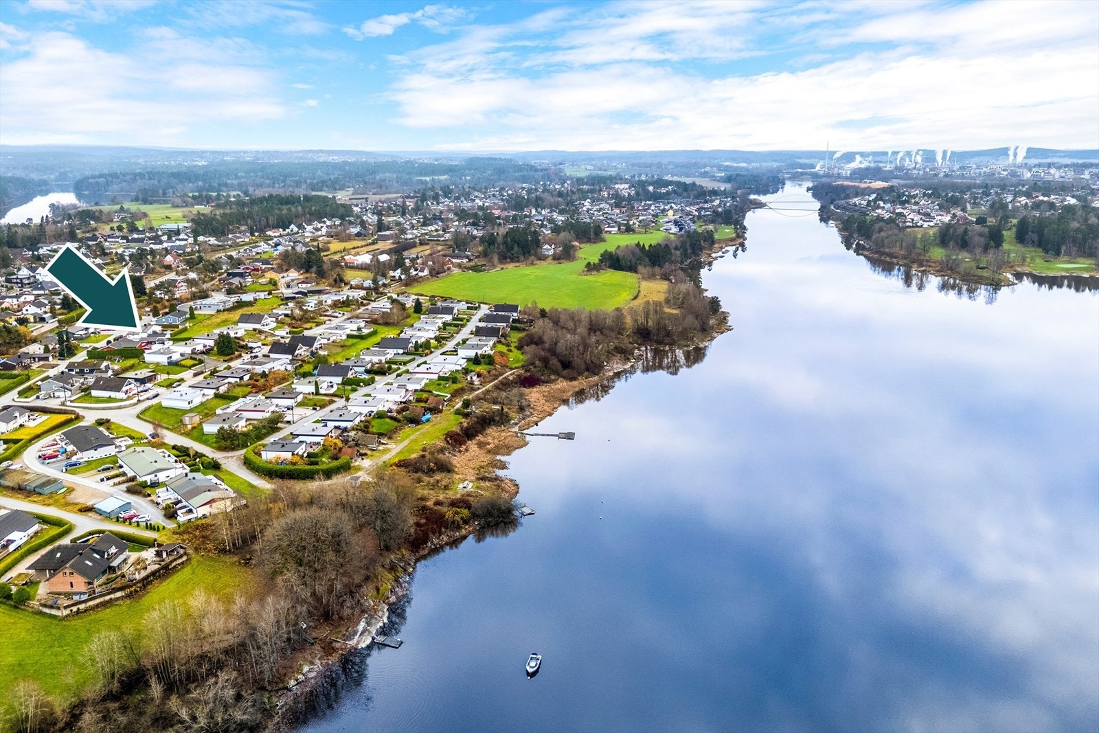 Fantastisk beliggenhet med utsikt mot Glomma! Solrike terrasser, rolige omgivelser og nærhet til både natur og sentrum. Galleribilde