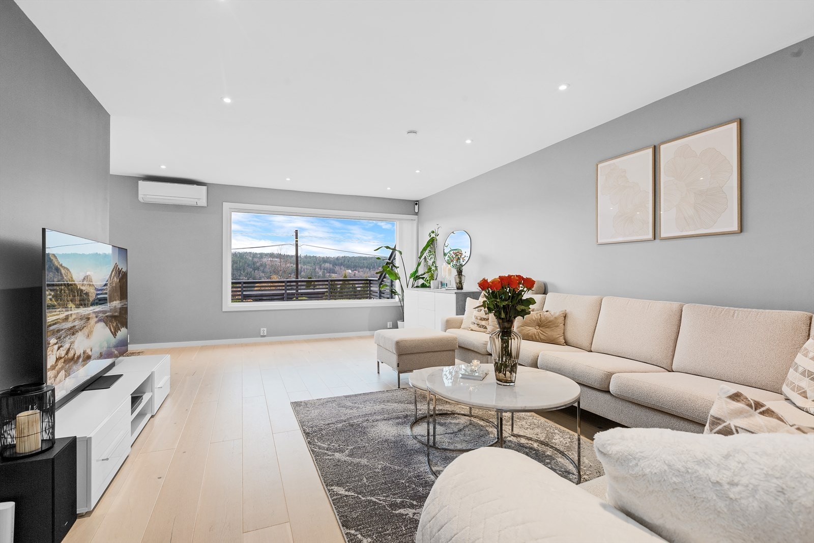 Romslig stue med store vindusflater, fantastisk utsikt mot Glomma og rikelig naturlig lysinnslipp. Galleribilde