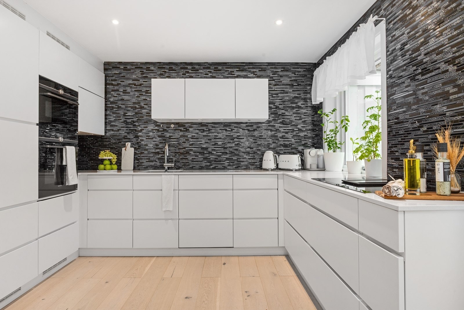 Praktisk kjøkken med kompositt benkeplate og god arbeidsplass. Galleribilde