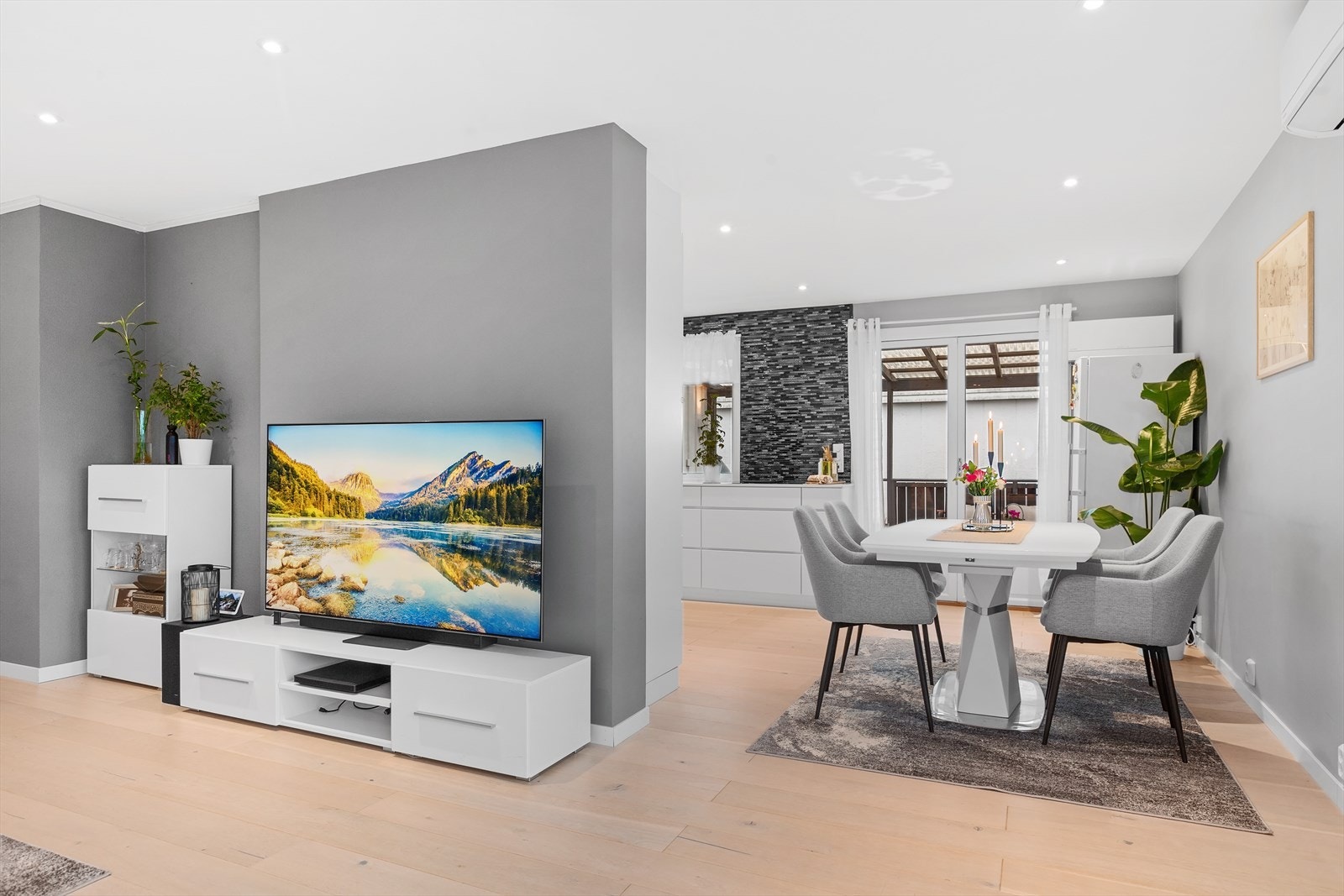 Kjøkkenet ligger i delvis åpen løsning mot stuen. Her får spisestuen sin naturlige plassering hvor du kan dekke på og invitere til sosiale sammenkomster og hyggelige måltider. Galleribilde