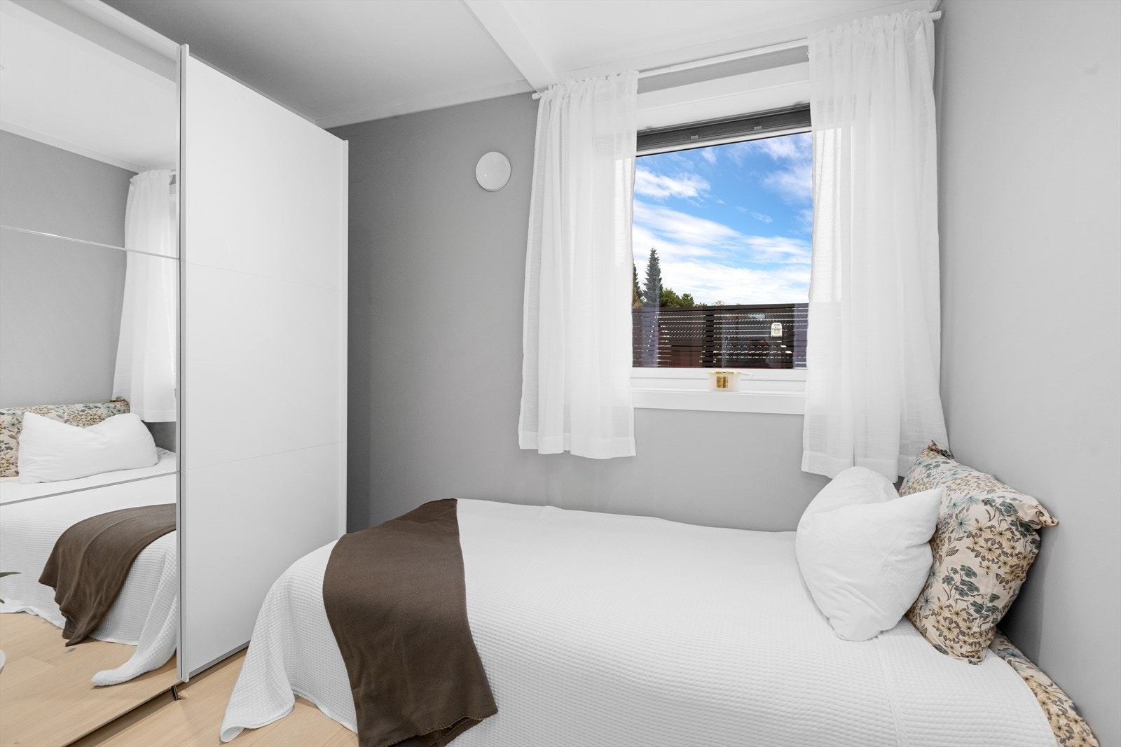 Soverom 2: Fleksibelt rom med gode lysforhold og nøytrale farger. Galleribilde