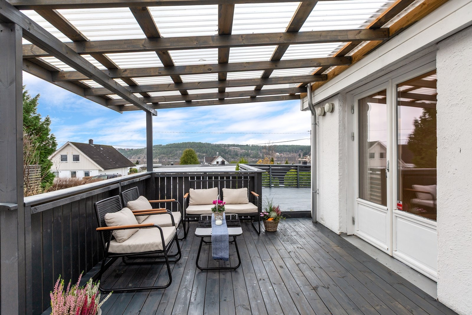 Fra kjøkkenet er det utgang til en overbygd veranda, perfekt for sommermåltider. Galleribilde