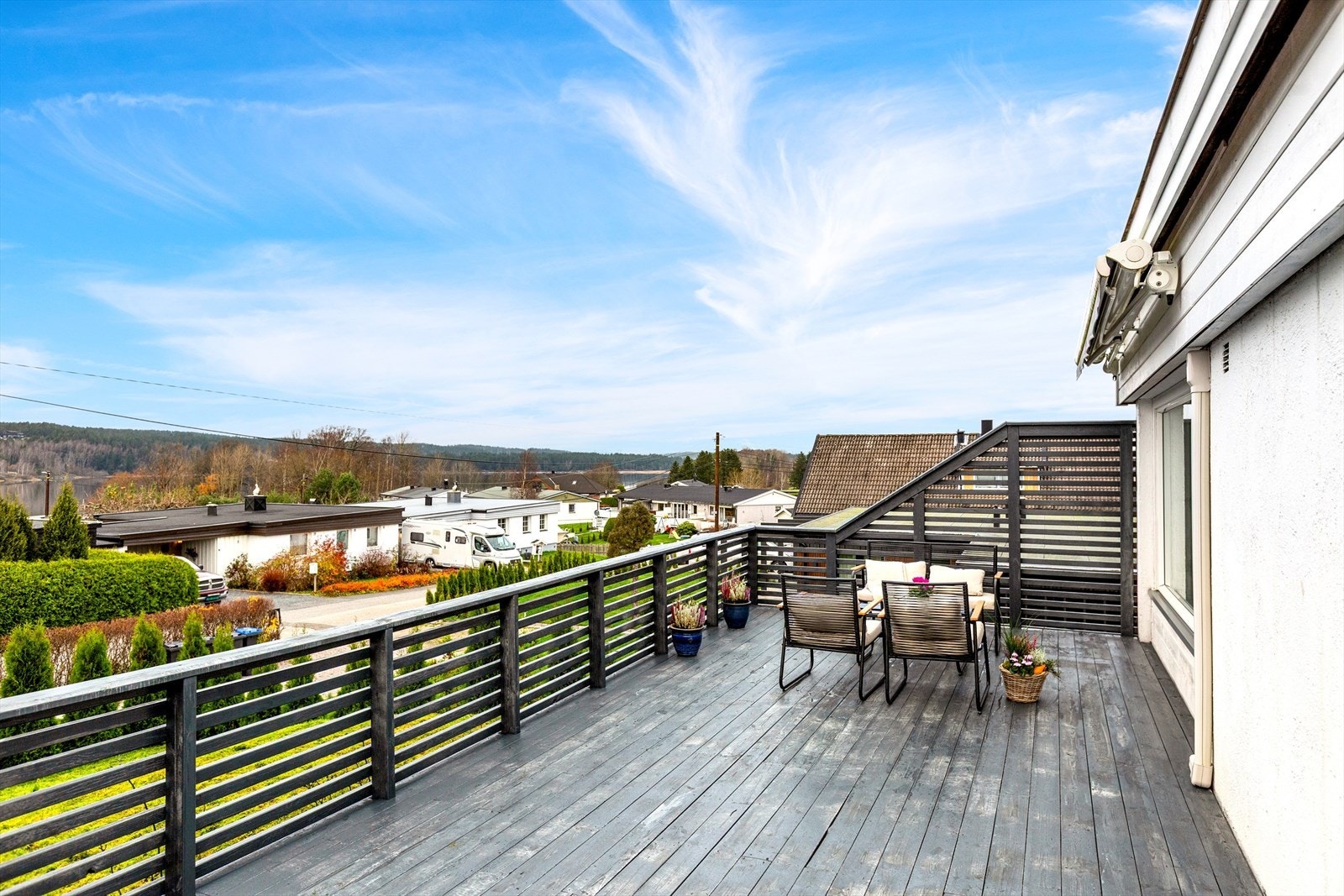 Videre er det enda en veranda med sol fra morgen til kveld og utsikt mot Glomma. Galleribilde