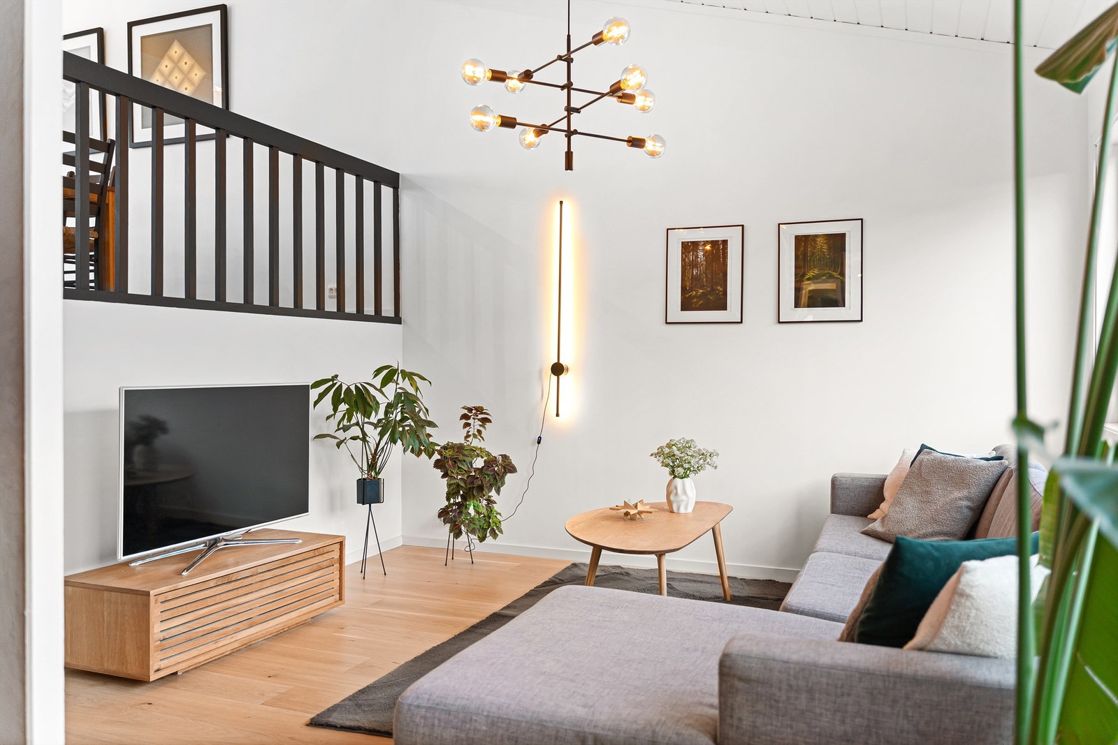 Tv stue med god plass til møblement. Åpen og luftig løsning. Galleribilde