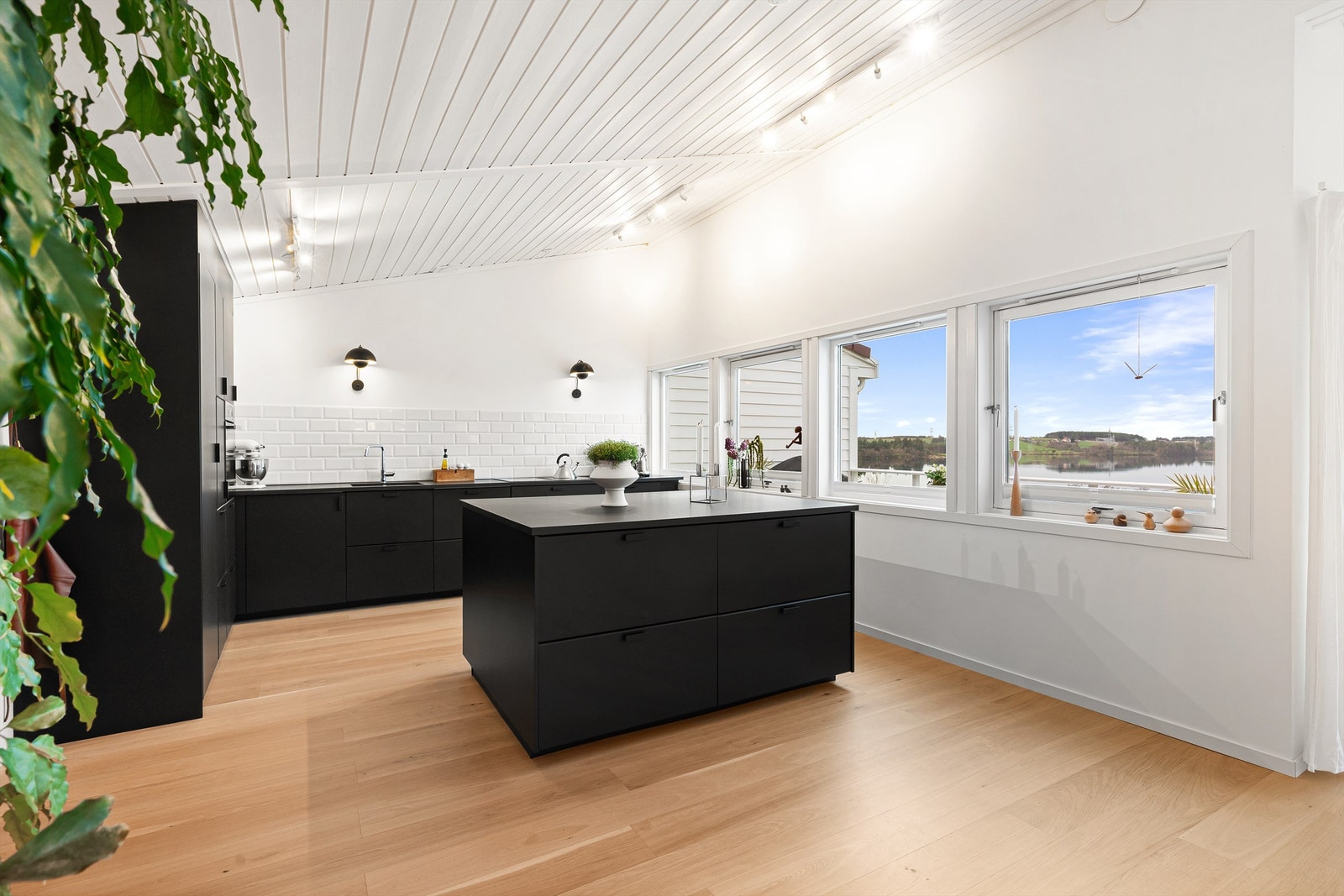 Lekkert kjøkken med sorte, slette fronter. Galleribilde