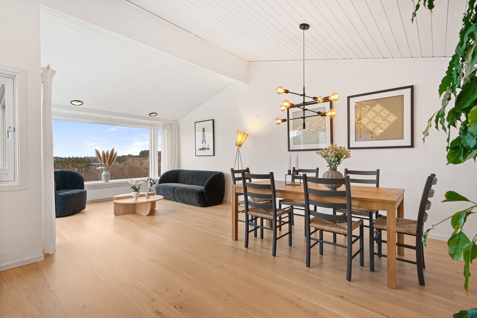 Luftig stue med ekstra takhøyde. Galleribilde