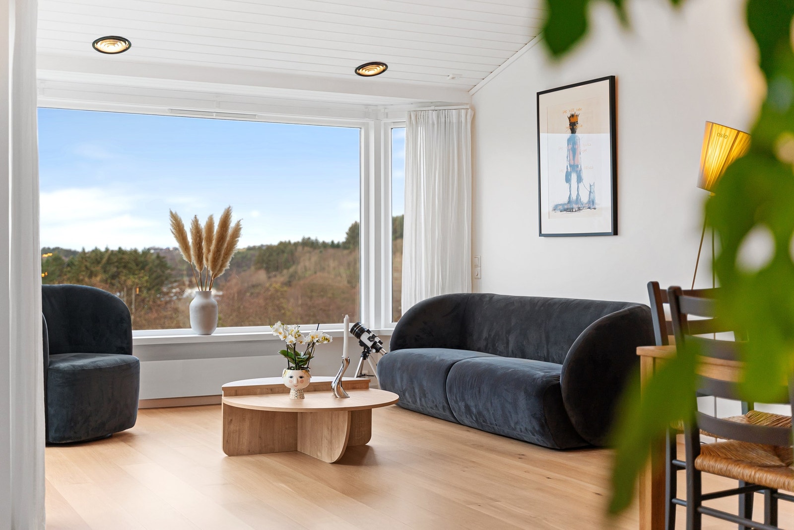 Store vindusflater gir rikelig med dagslys og en luftig romfølelse. Galleribilde