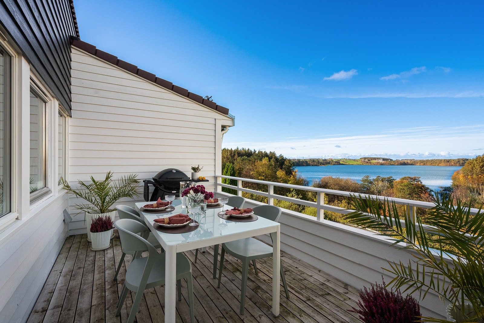 Romslig veranda med god plass til møblement. Galleribilde