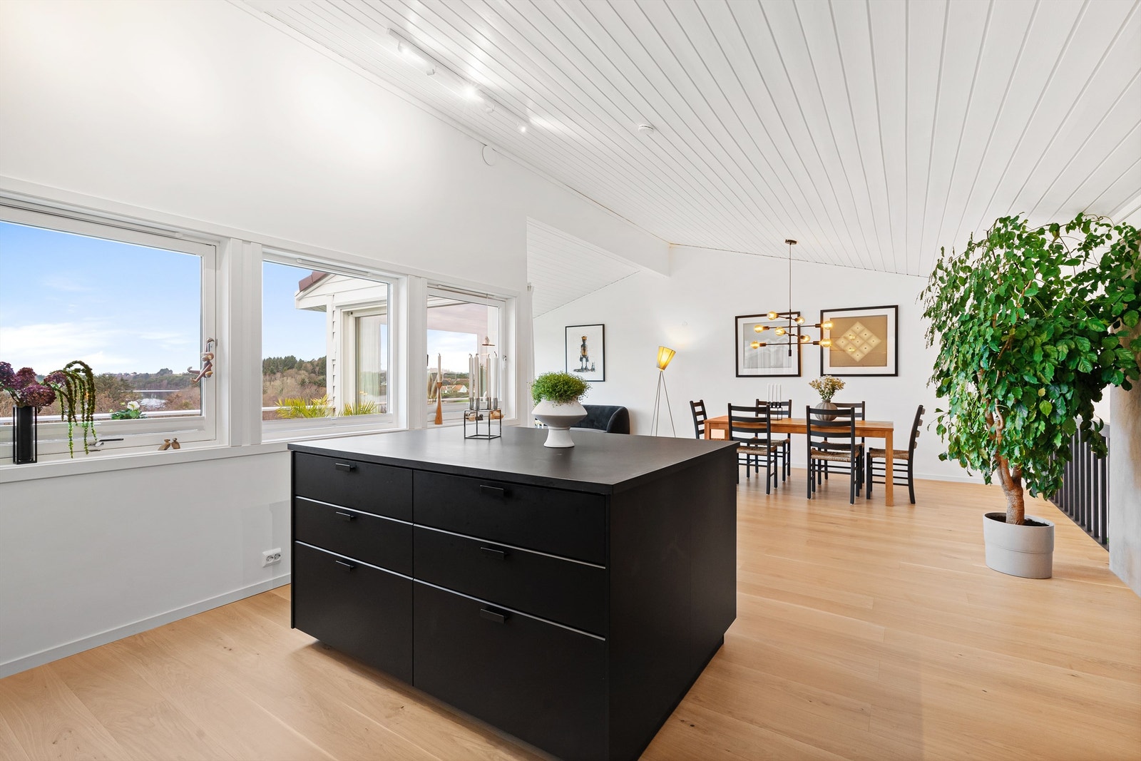 Praktisk og flyttbar kjøkkenøy. Galleribilde