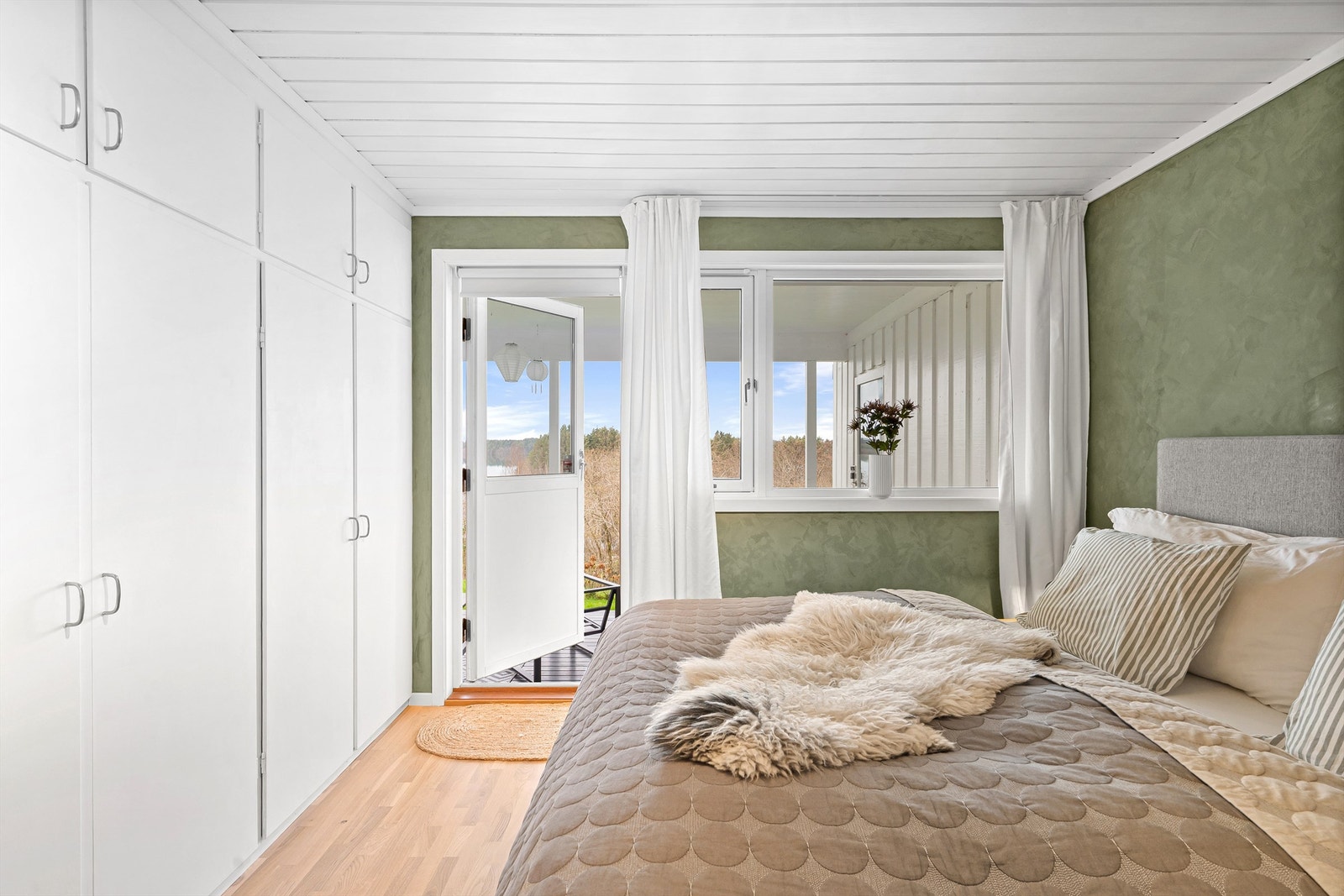 Innebygget garderobe for oppbevaring. Direkte utgang til terrasse og hage. Galleribilde