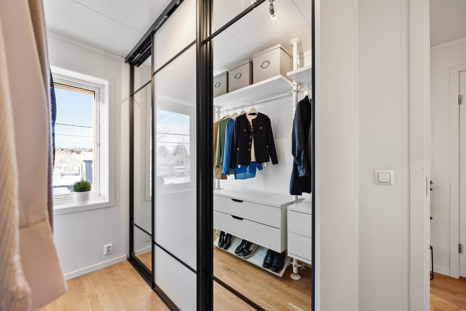 Rommet gir rikelig med oppbevaringsplass. Galleribilde