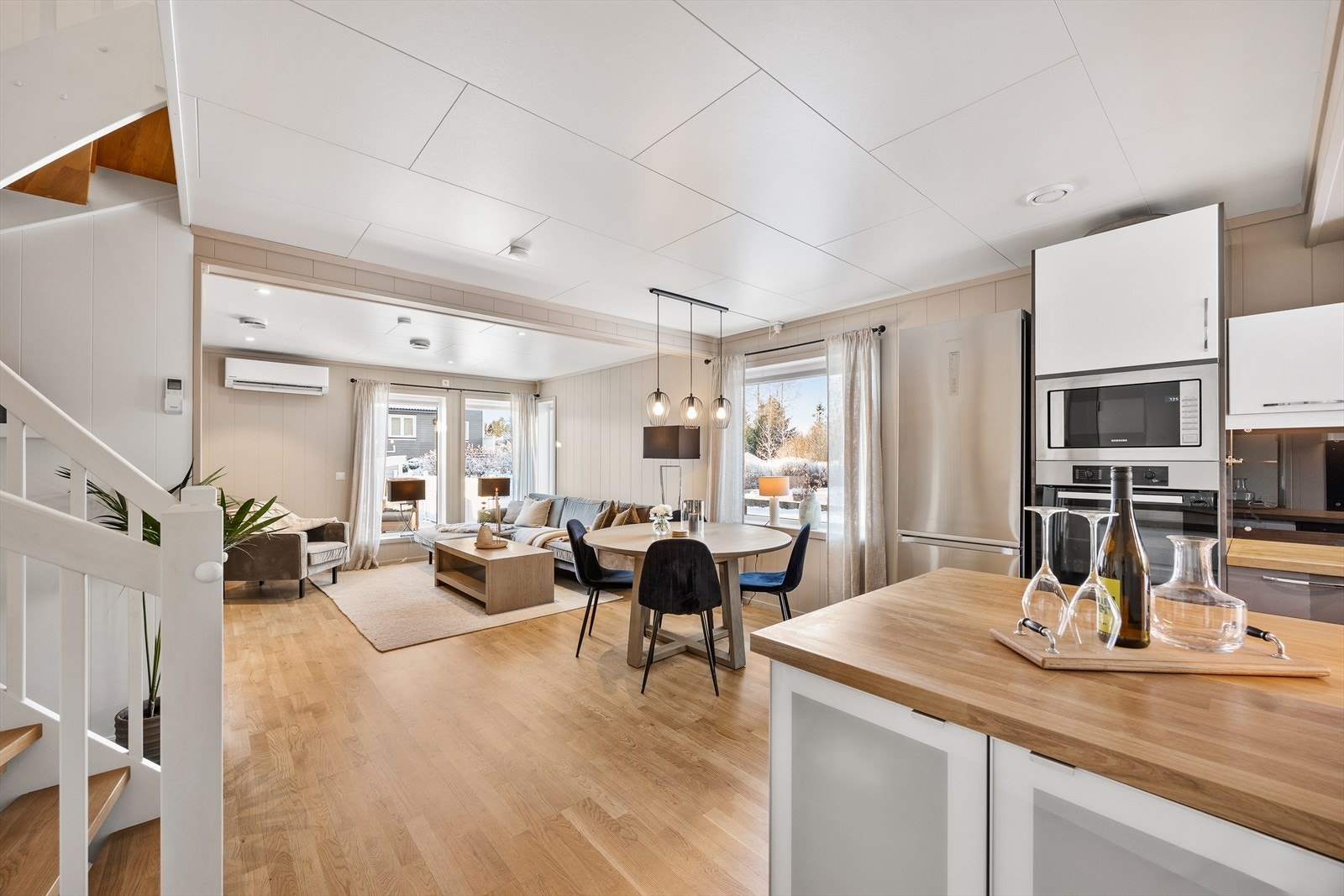 Fra entreen åpner boligen seg opp med en familievennlig planløsning. Galleribilde