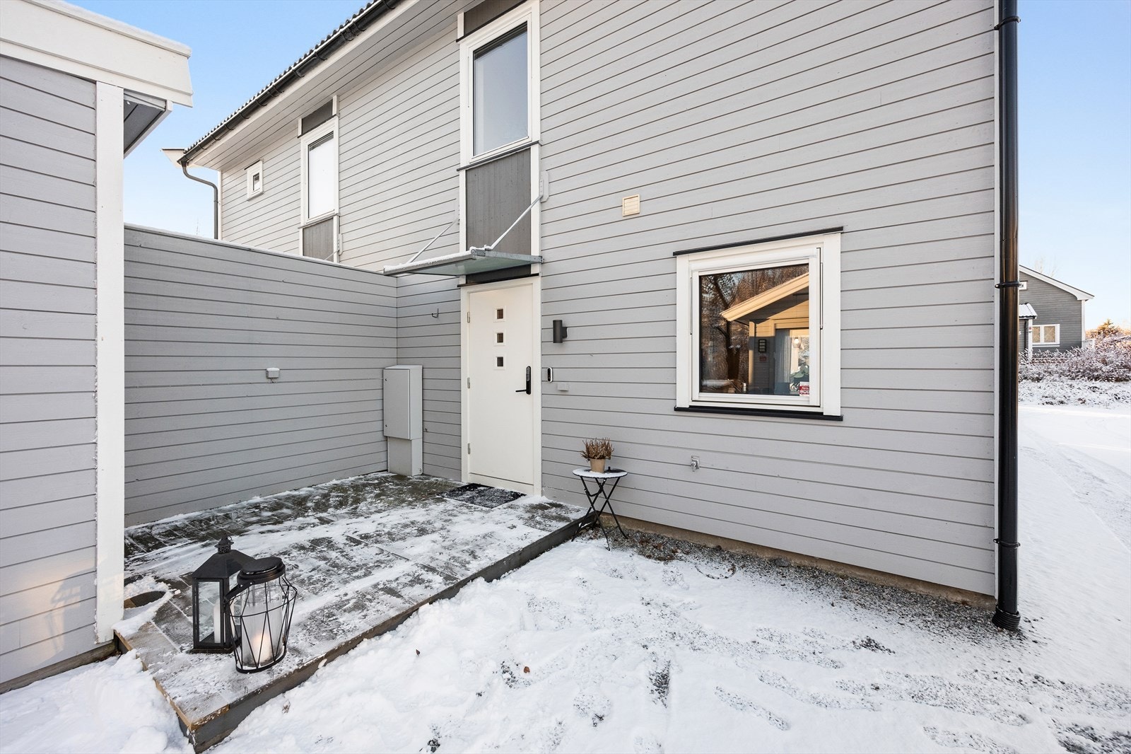 Boligen har et hyggelig og pent inngangsparti med en liten platting. Galleribilde