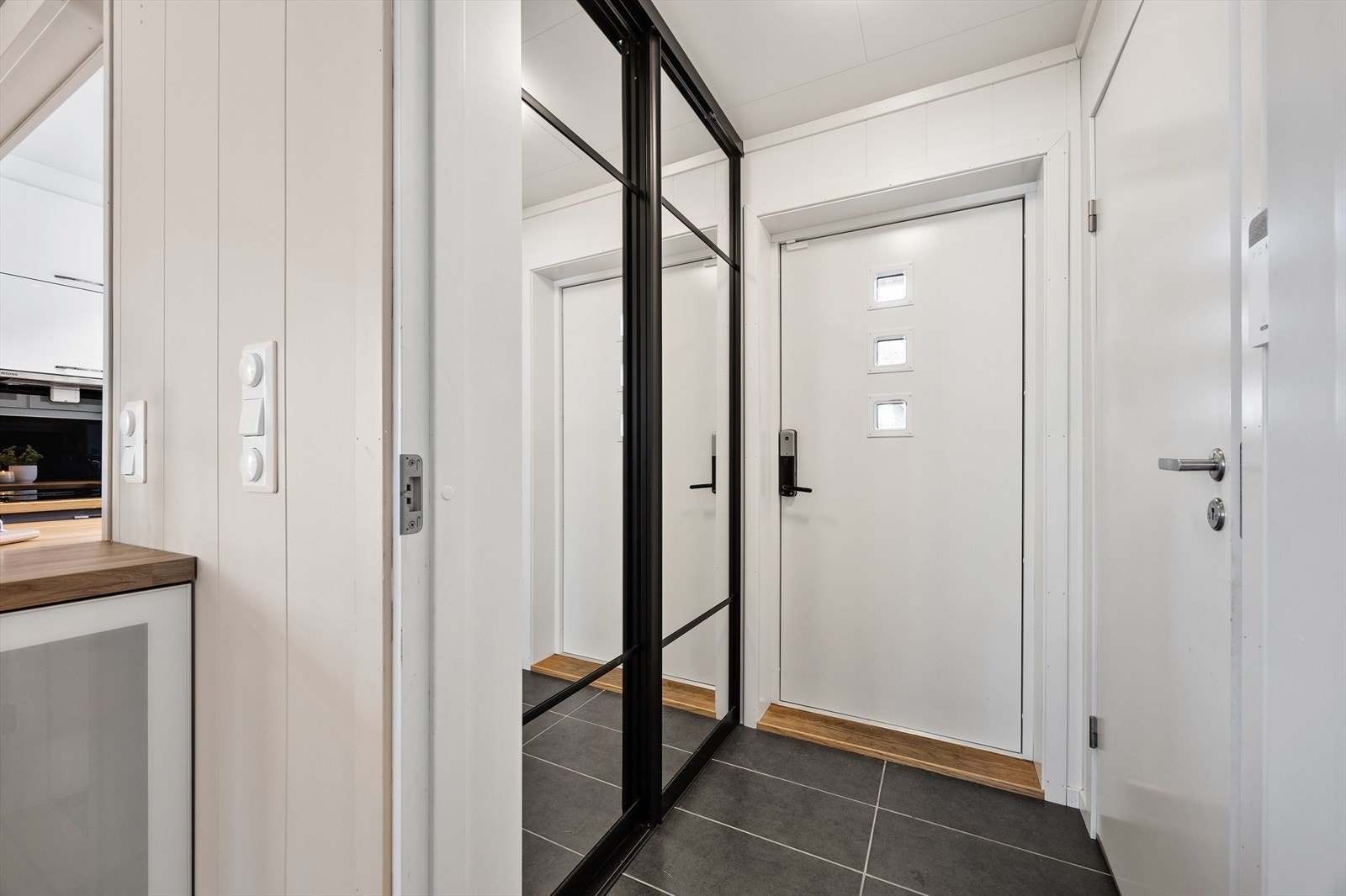 Du ønskes velkommen inn i en innbydende entré med flislagt gulv og behagelige varmekabler. Galleribilde