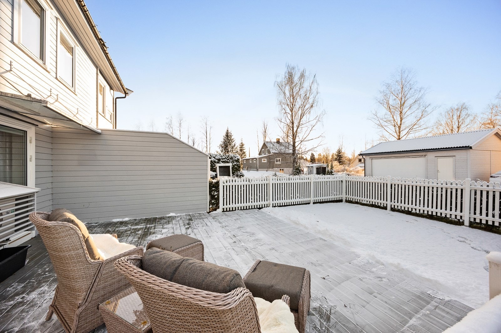 Uteområdet er pent inngjerdet, noe som skaper en privat og trygg sone. Galleribilde