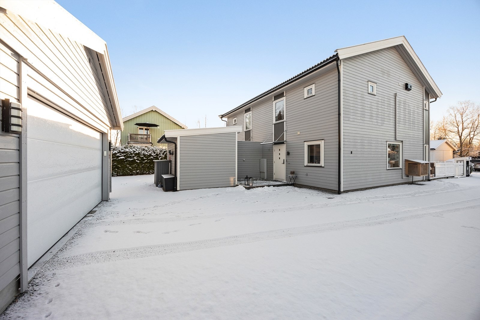 Bilene kan parkeres i boligens dobbelgarasje eller på gårdsplassen. Galleribilde