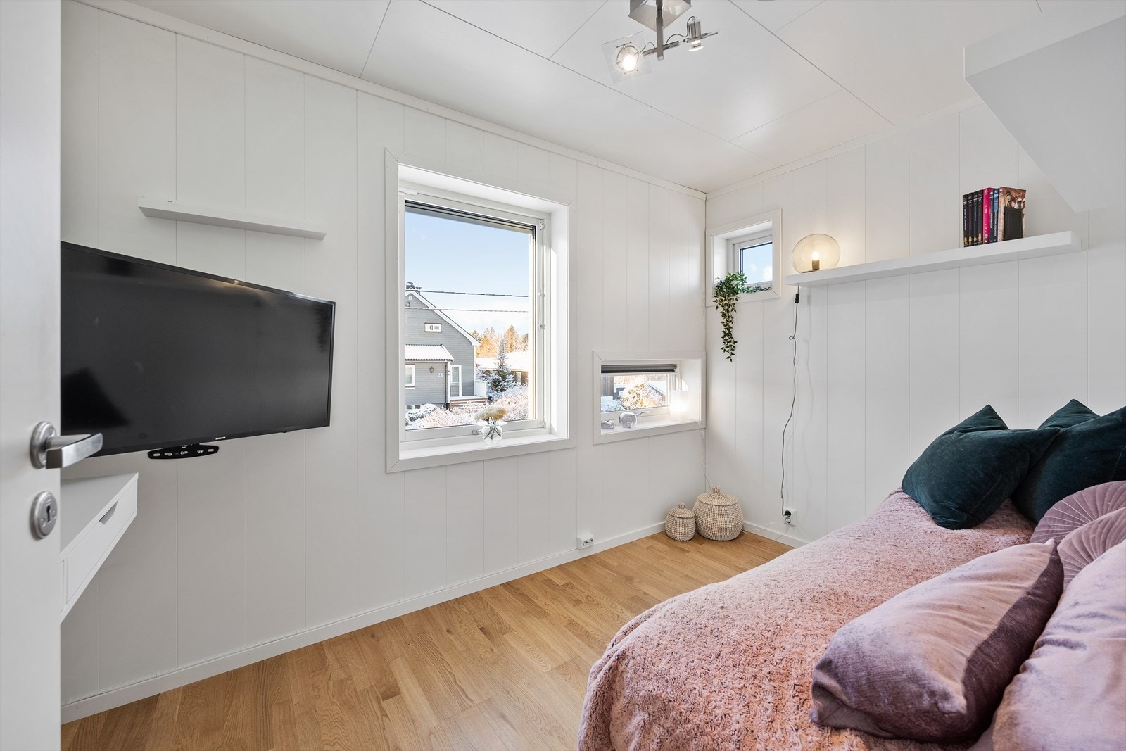 Soverommet har god plass til seng, tilhørende nattbord og garderobeløsning. Galleribilde