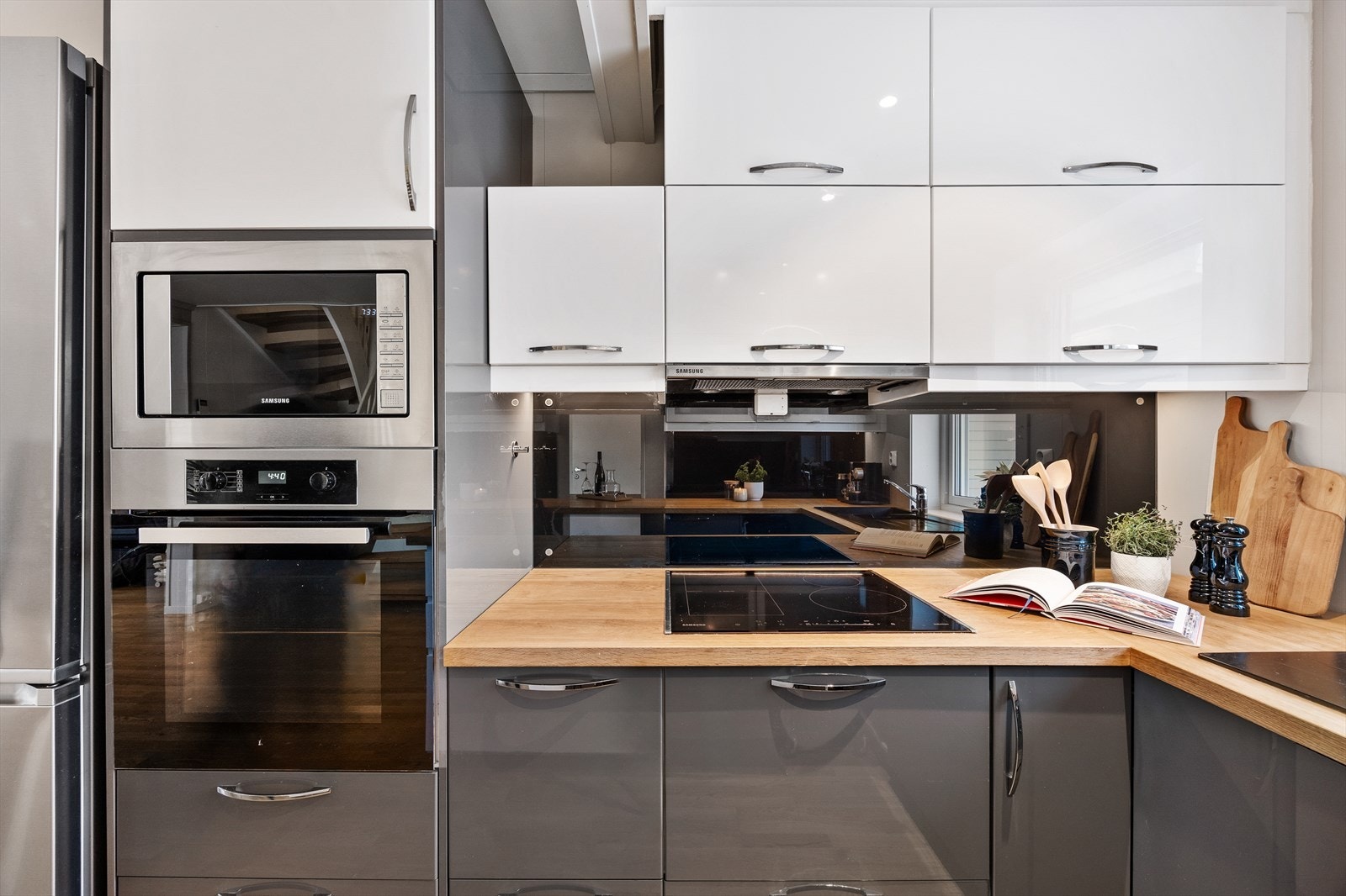 Kjøkkenet har integrerte hvitevarer som komfyr, platetopp, mikrobølgeovn og oppvaskmaskin. Galleribilde