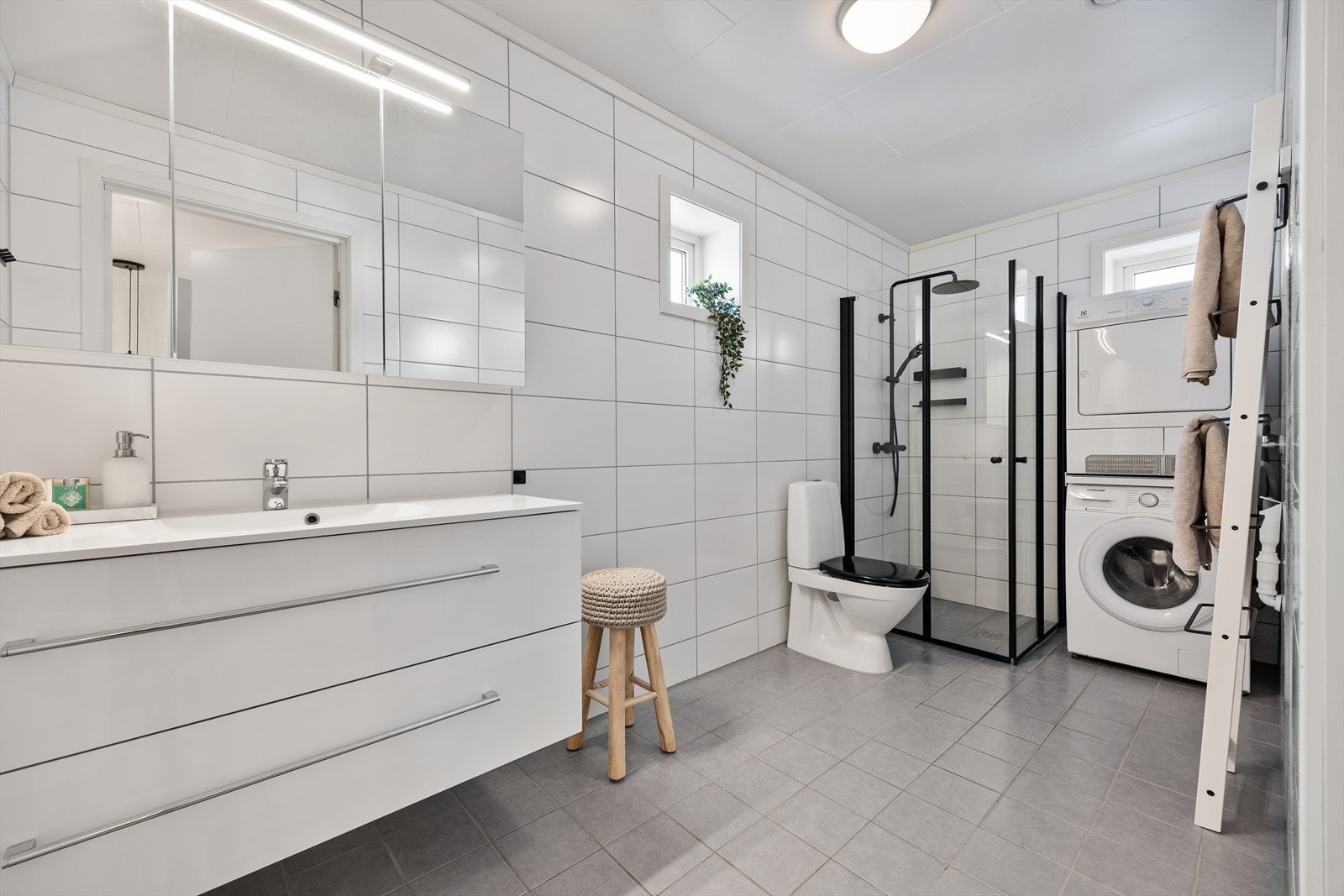 Delikat bad med flislagte overflater og varmekabler. Galleribilde