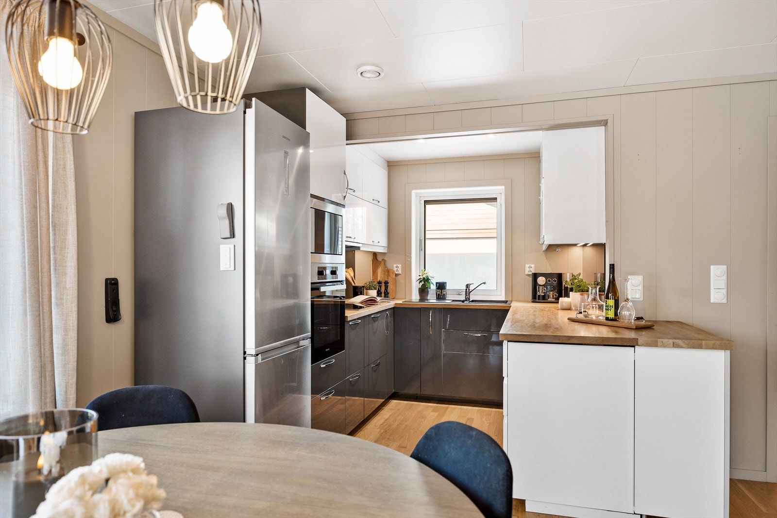 Stilig Ikea kjøkken fra byggeår med god skap- og benkplass. Galleribilde