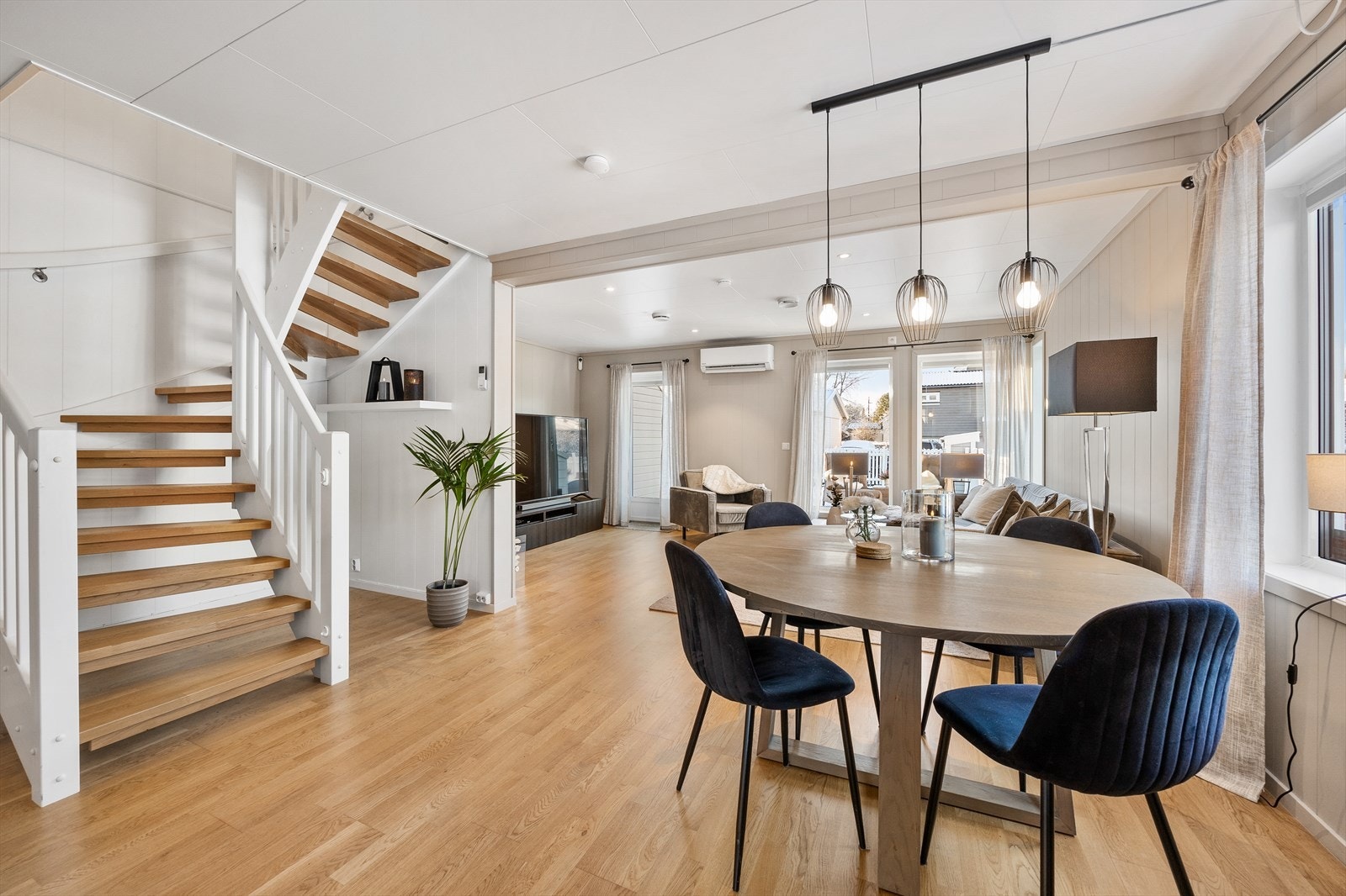 Det er god plass til et spisebord mellom stuen og kjøkkenet. Galleribilde