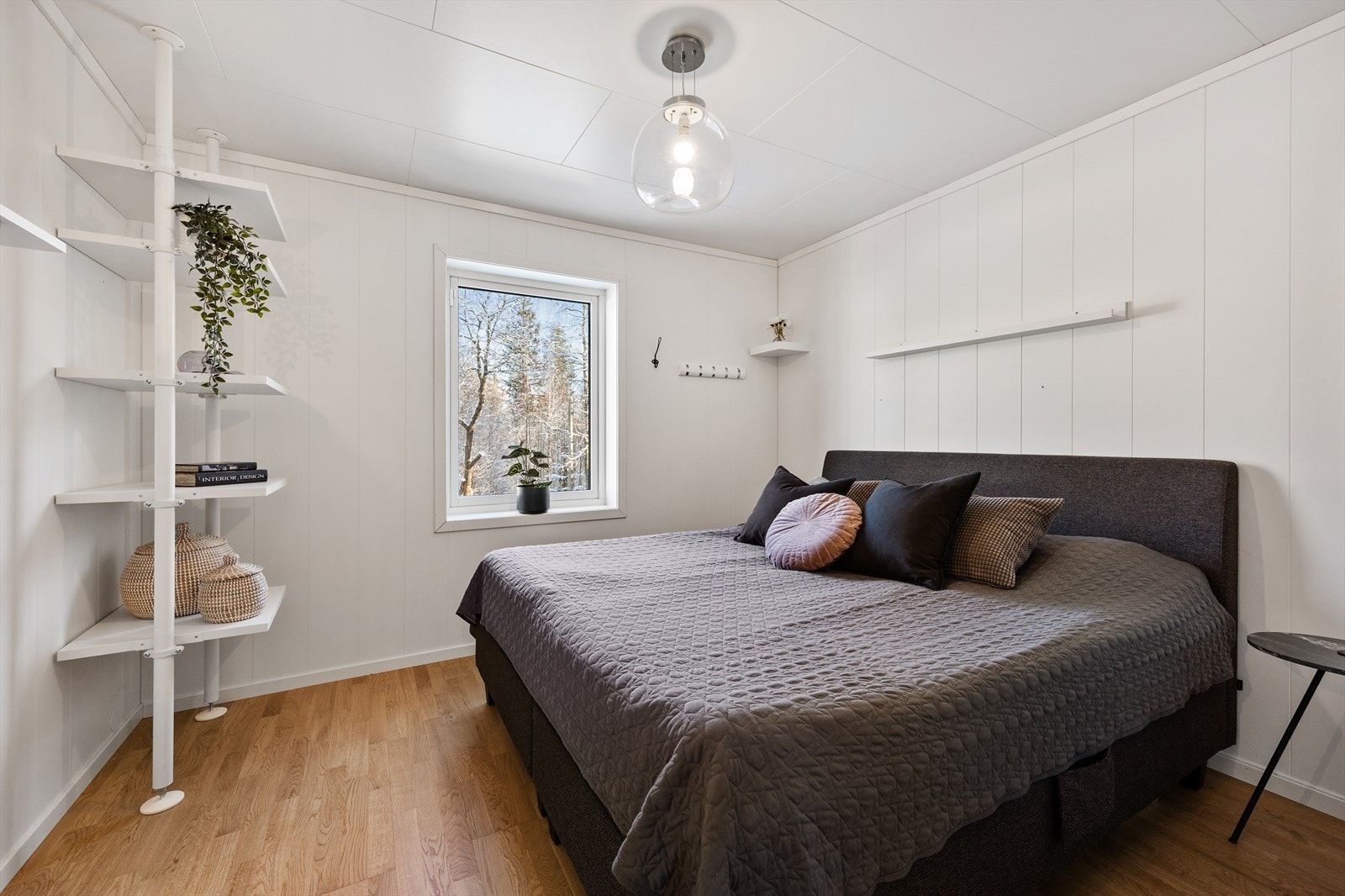 Boligen har et lunt og romslig hovedsoverom. Galleribilde