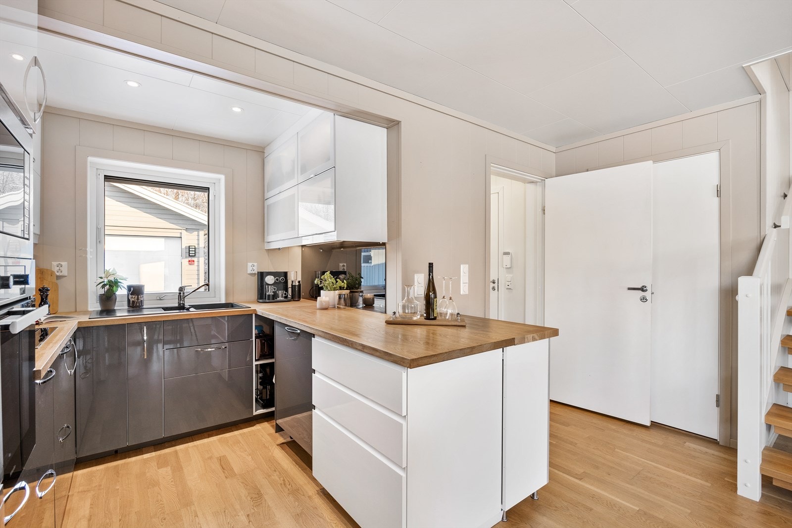 For ekstra trygghet er det installert både komfyrvakt og waterguard på kjøkkenet. Galleribilde