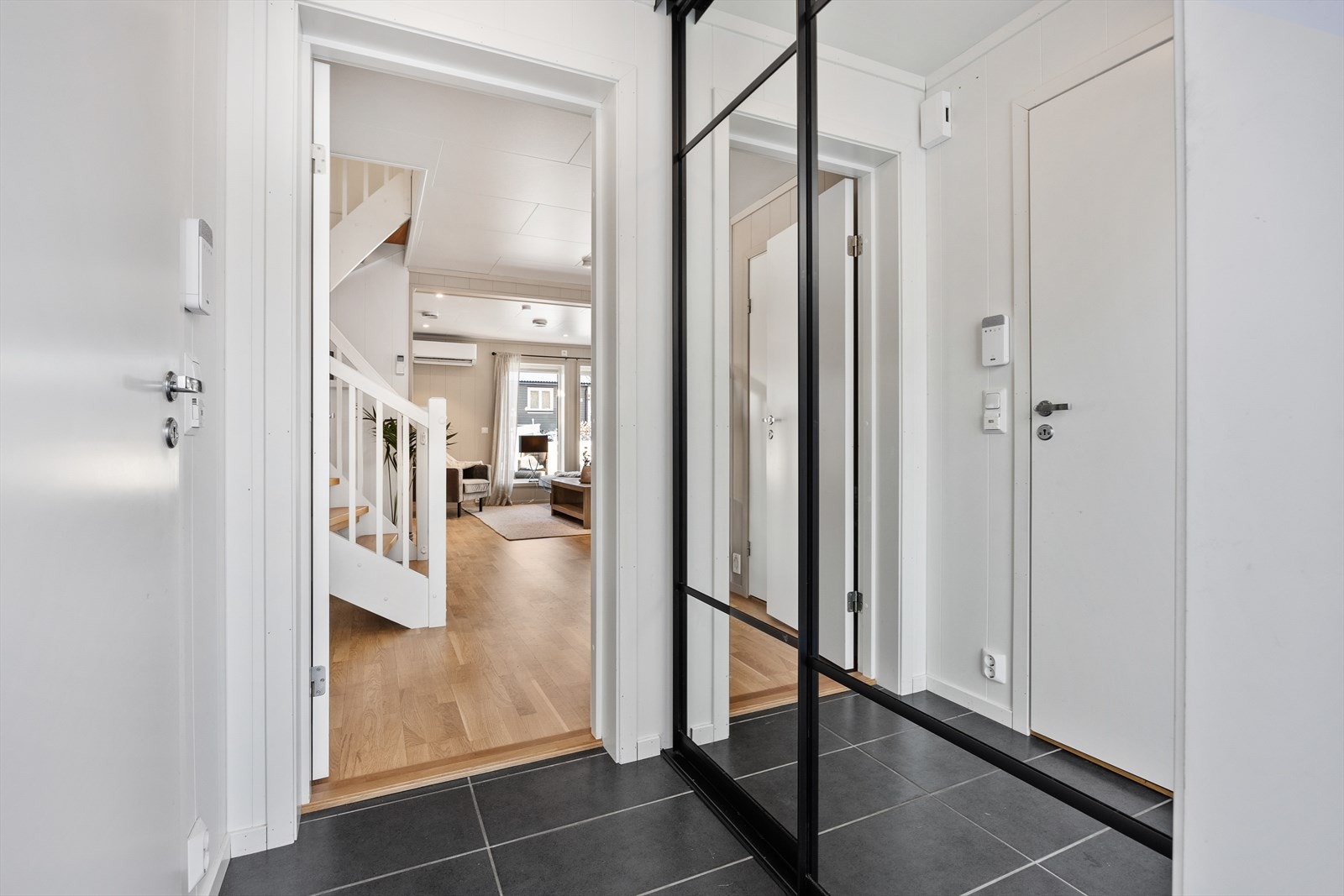 Det er god plass til yttertøy og sko i skyvedørsgarderobe med speilfronter. Galleribilde