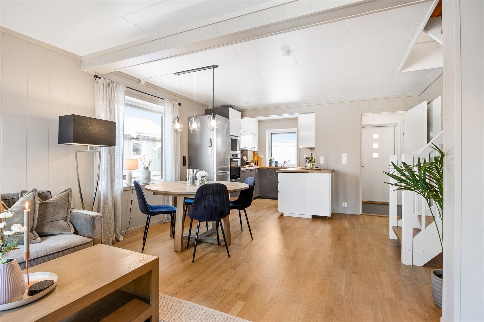 Den åpne stue-/kjøkkenløsningen er perfekt for sosiale sammenkomster. Galleribilde