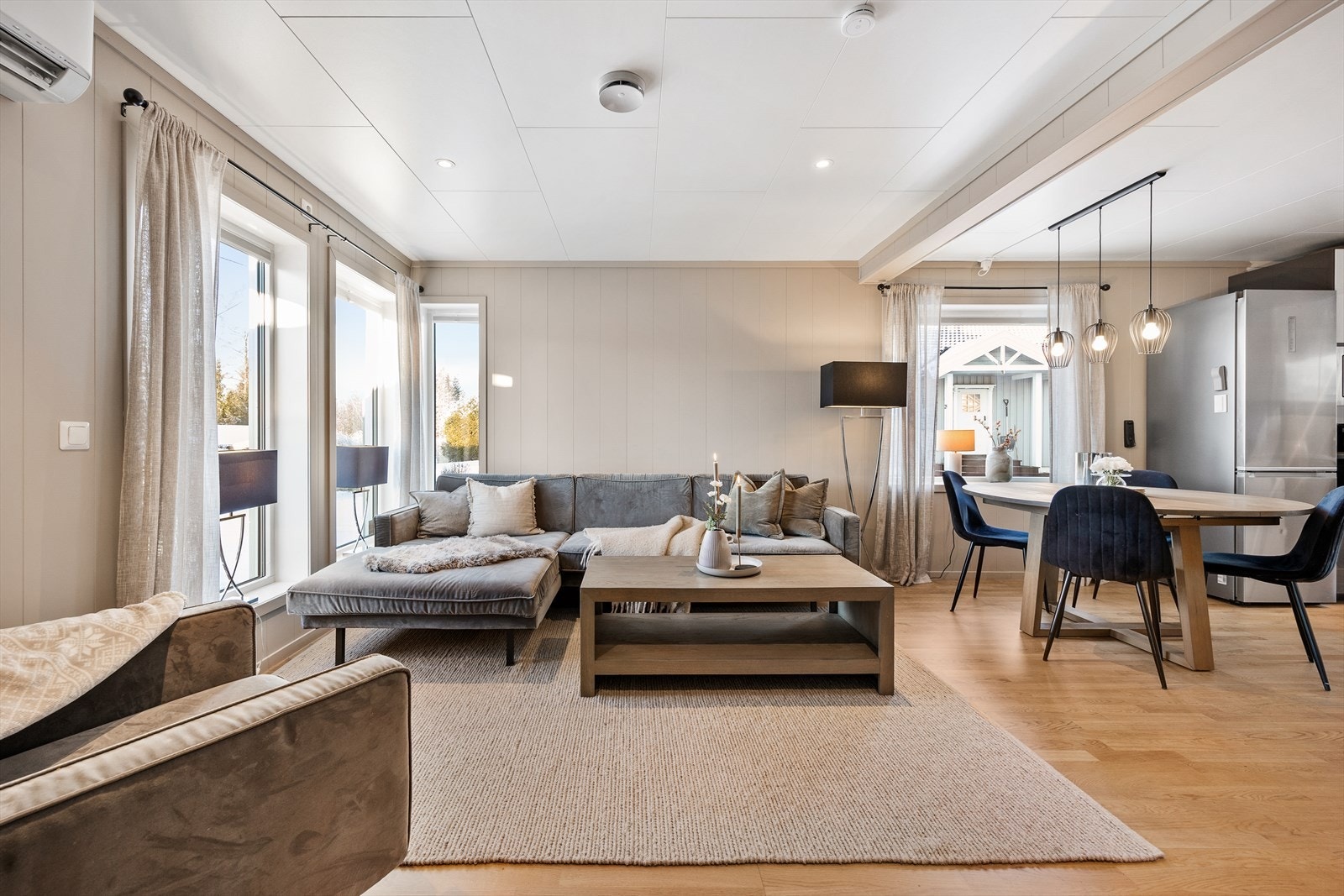 Store vindusflater og gjennomgående materialvalg skaper en lys og helhetlig atmosfære. Galleribilde