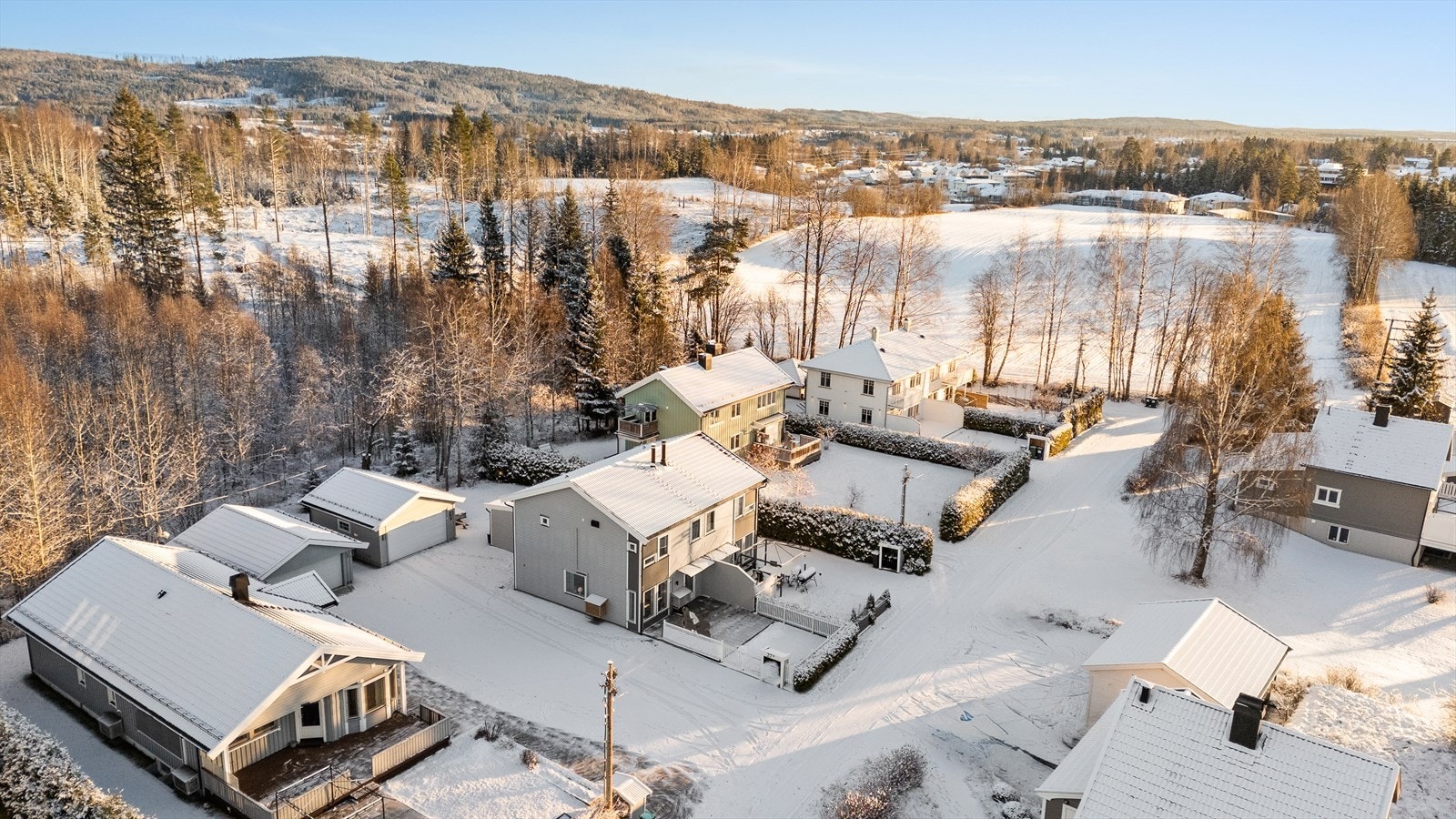 Kort vei til store skogområder for den som liker å ferdes i naturen. Galleribilde