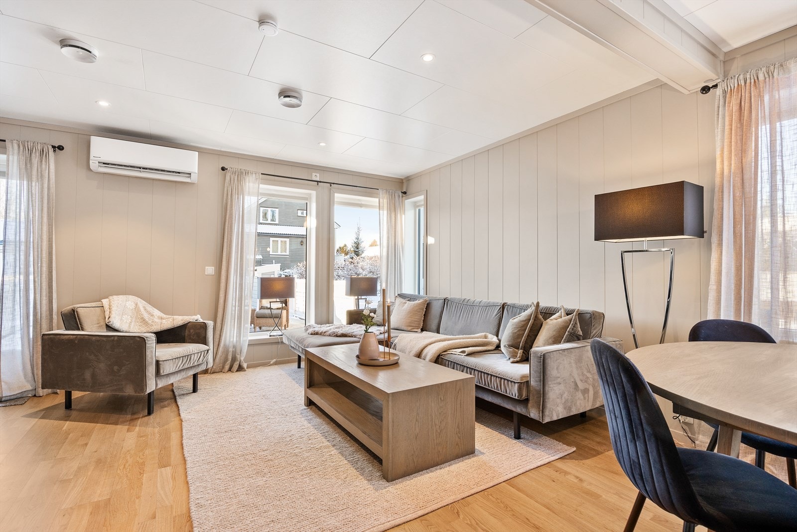 Effektiv oppvarming sikres av en av boligens to varmepumper, her plassert i stuen. Galleribilde