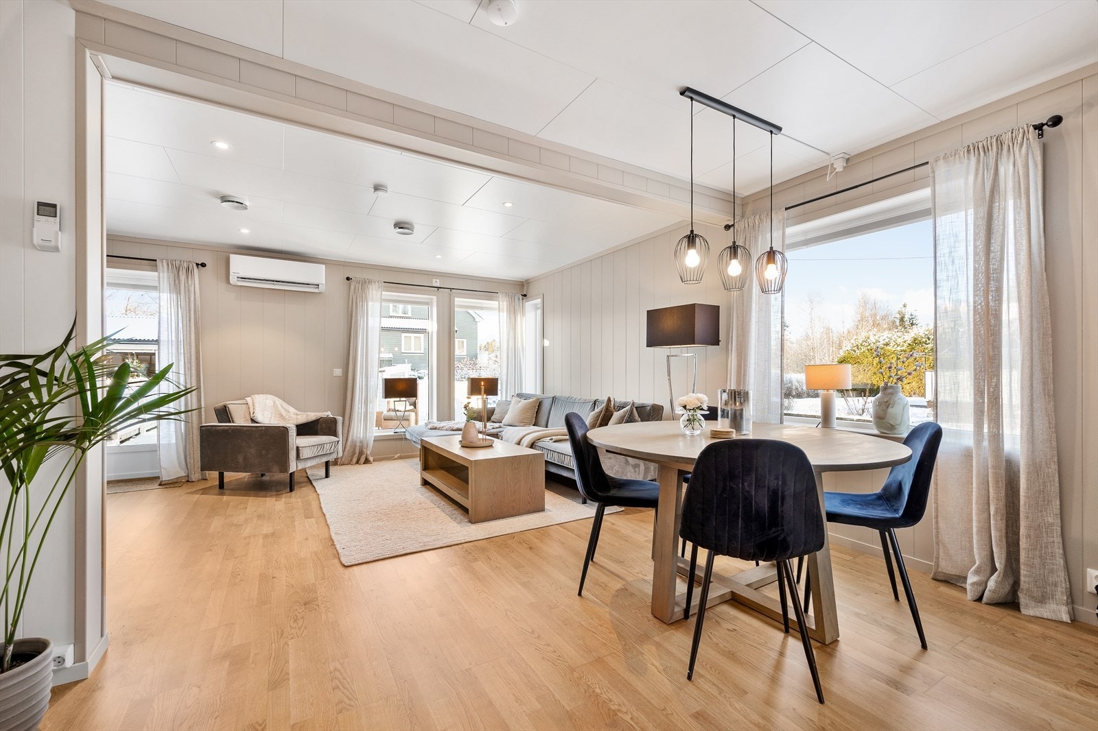 Første etasje har en gjennomtenkt planløsning med åpen stue- og kjøkkenløsning. Galleribilde