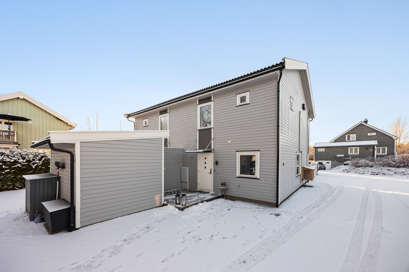 Eiendommen har en bod i tilknytning til inngangspartiet. Galleribilde