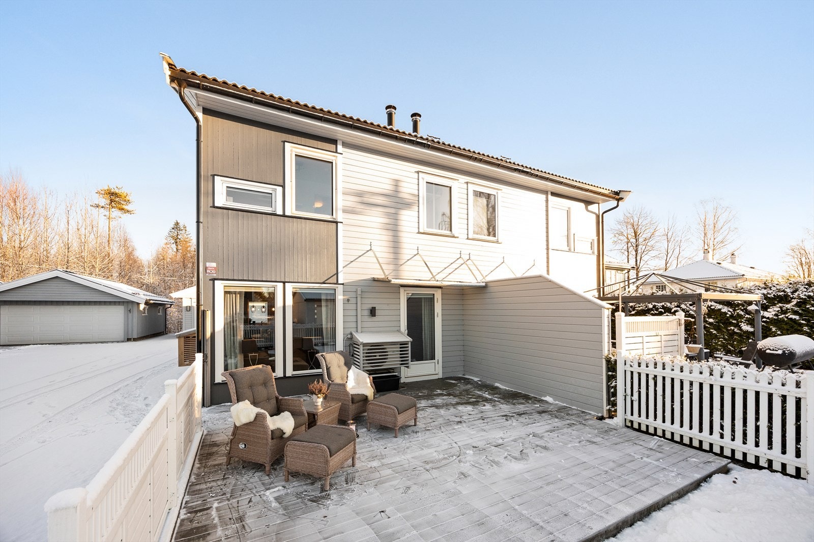 Fra stuen er det direkte utgang til en stor, vestvendt terrasse. Galleribilde