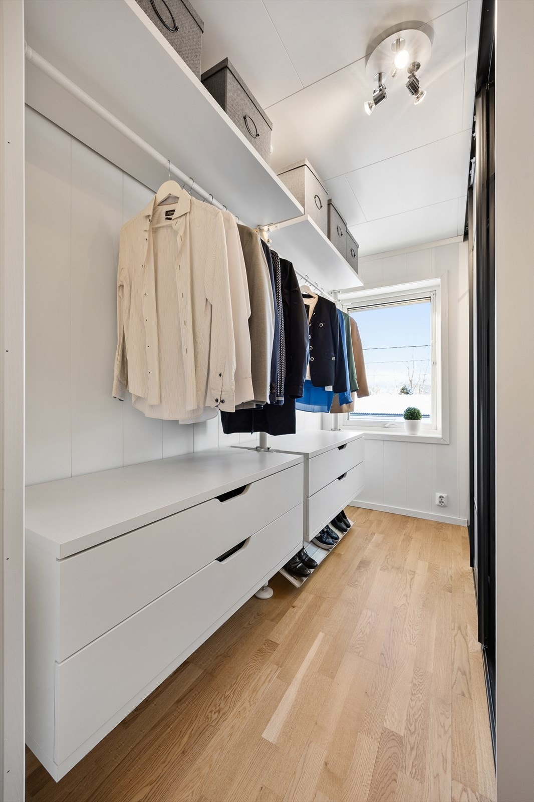 Det tredje soverommet er i dag innredet som et walk-in closet. Galleribilde