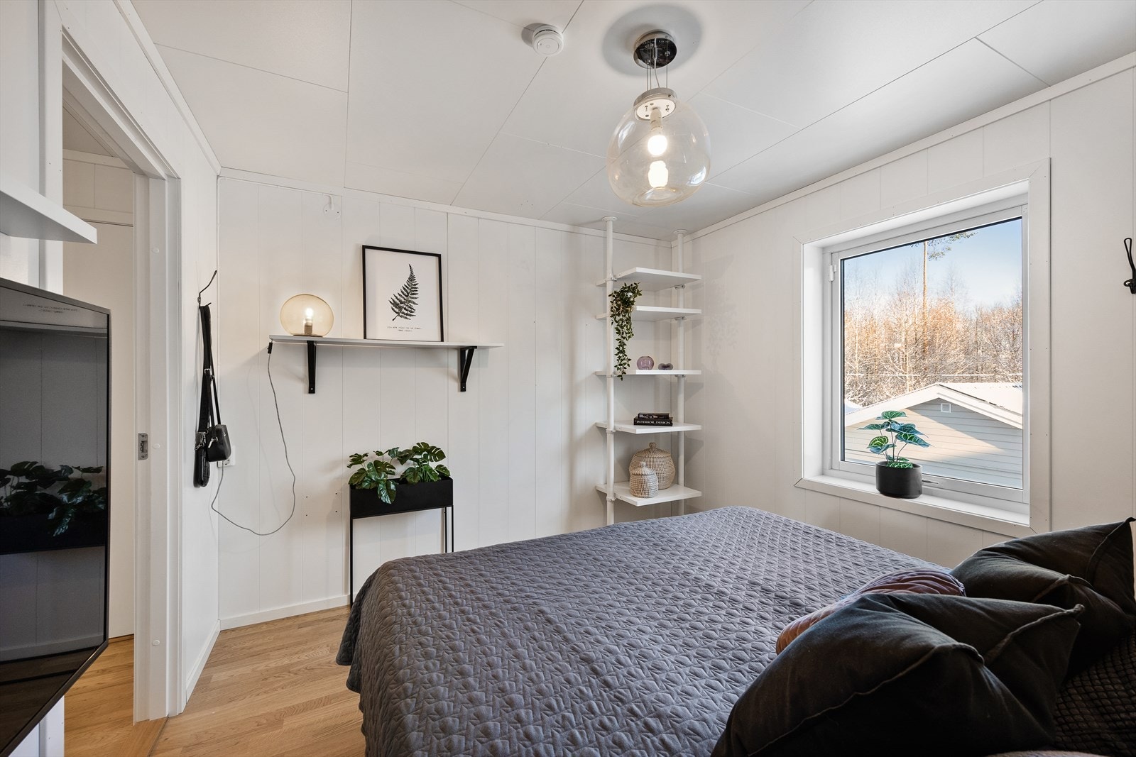 Rommet har lyse overflater og er enkelt å møblere med seng, nattbord og garderobeløsning. Galleribilde