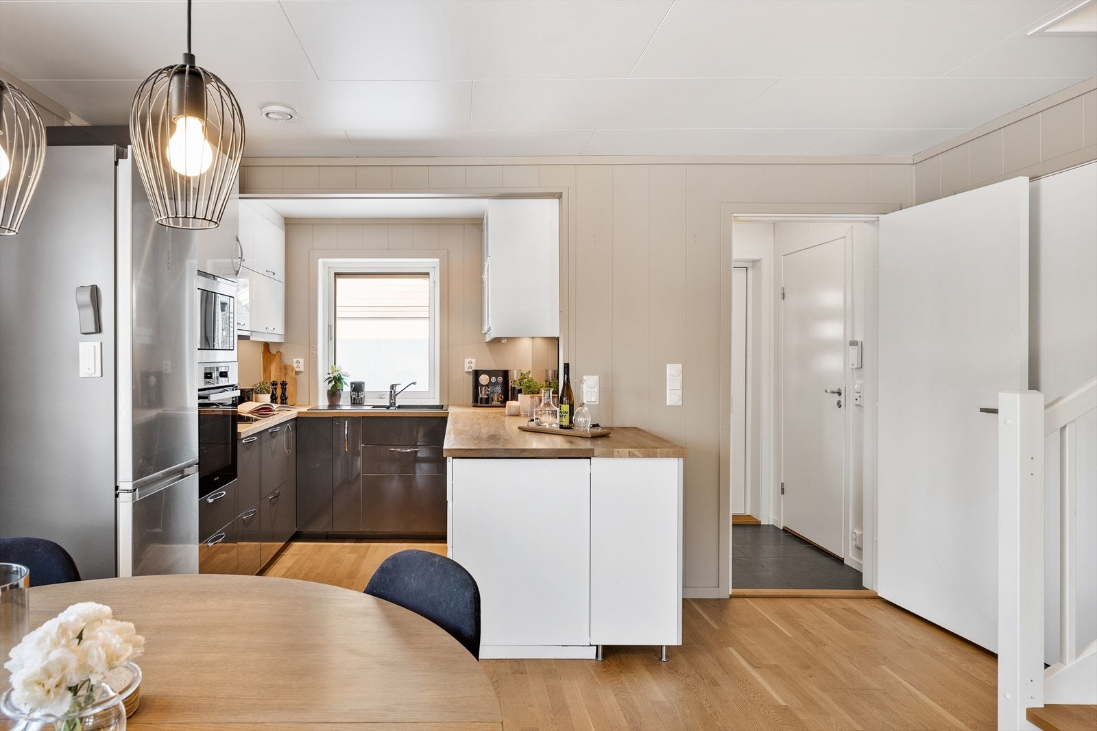 Det er godt med arbeidsplass på kjøkkenet. Galleribilde