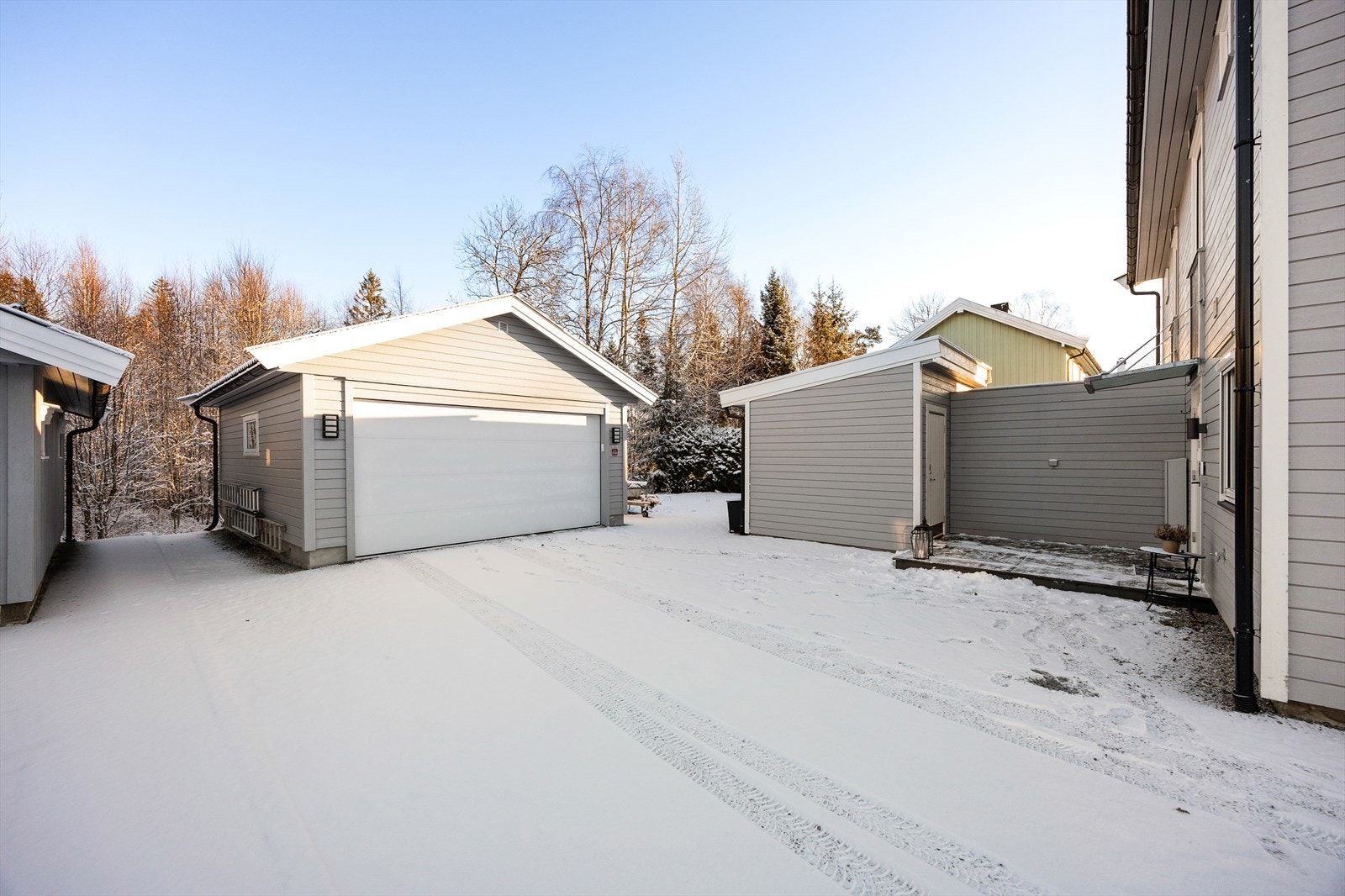 Garasjen har ekstra lagringsplass. Galleribilde